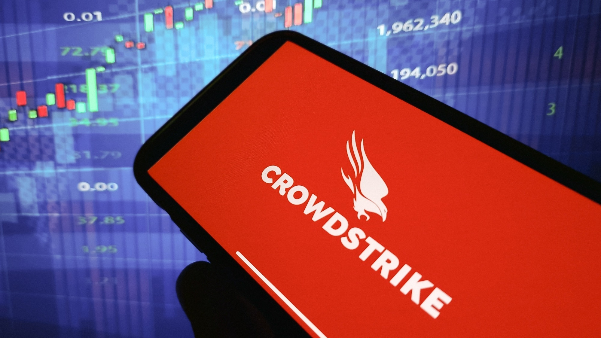 הלוגו האדום של crowdstrike בסמארטפון מול רקע כחול