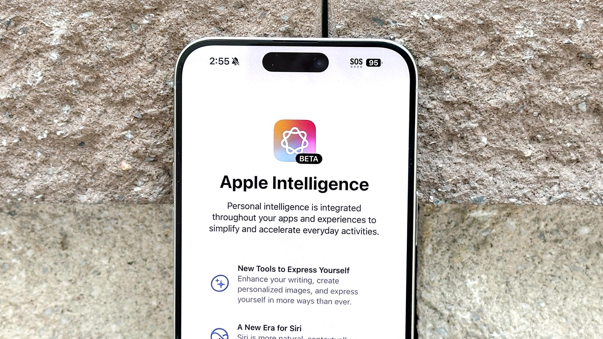מסך התקנת Apple Intelligence מוצג באייפון 15 Pro Max.