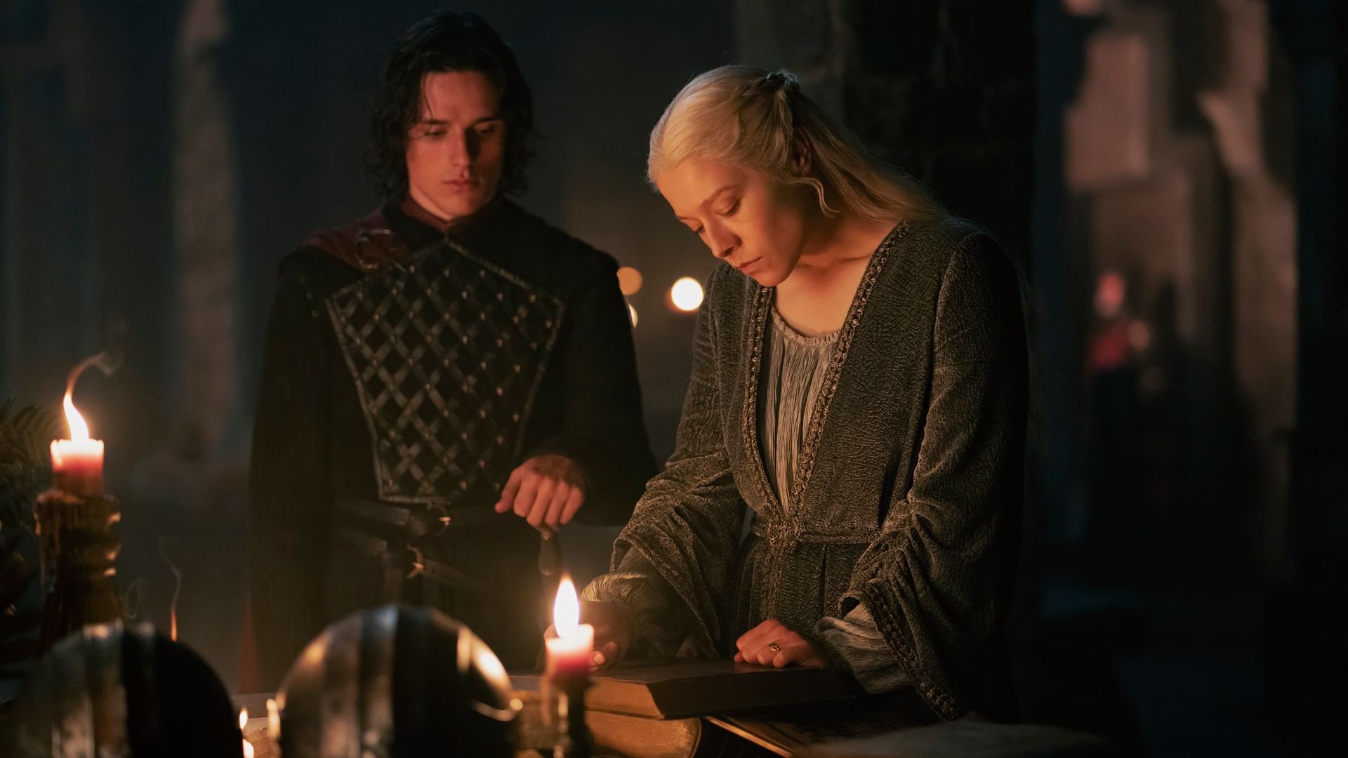 ג'קריס (הארי קולט) ורניירה (אמה ד'ארסי) בבית הדרקון עונה 2 פרק 5