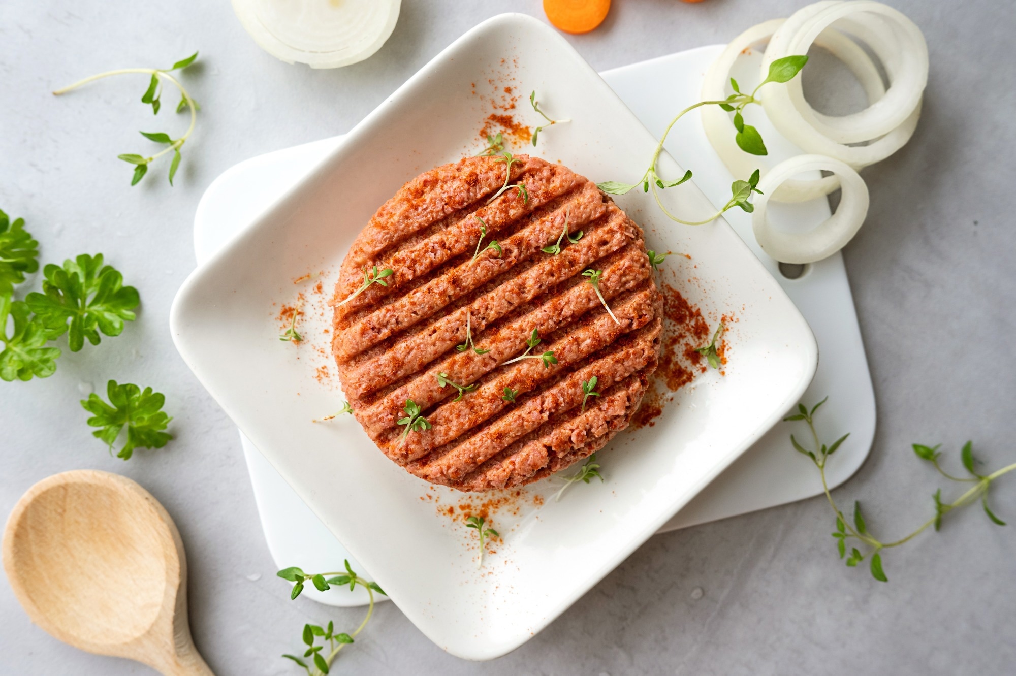 בשרים על בסיס צמחי עשויים לשפר את בריאות הלב למרות היותם מעובדים במיוחד, מגלה מחקר