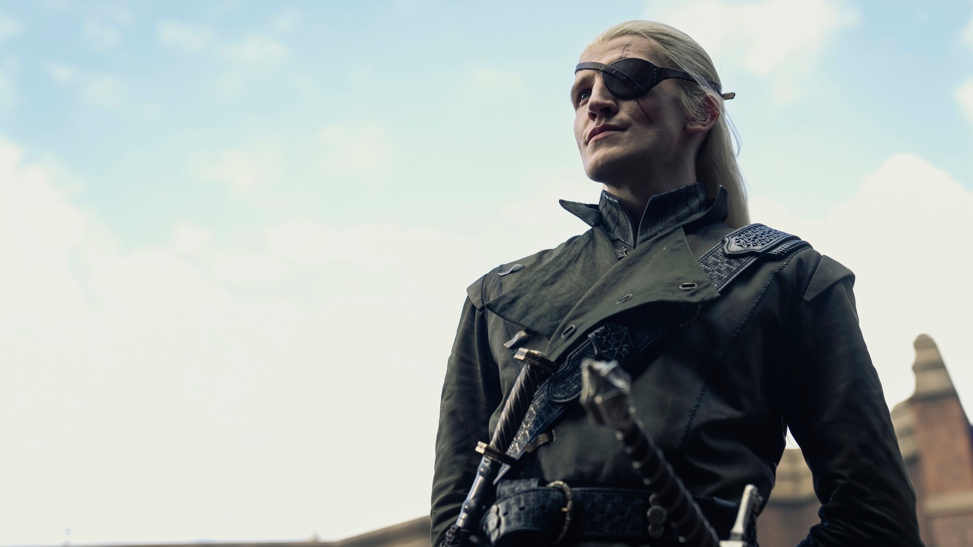 איימונד (יואן מיטשל) משקיף על King's Landing in "בית הדרקון" עונה 2