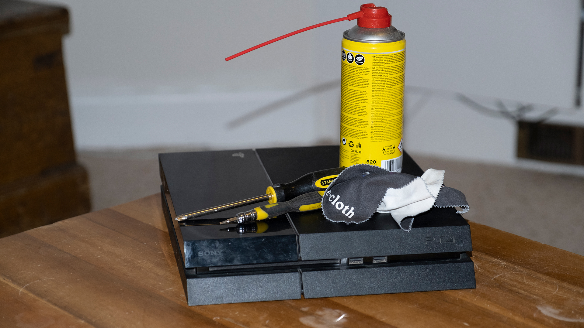 תמונה של ה-PS4 והכלים הדרושים לניקויו