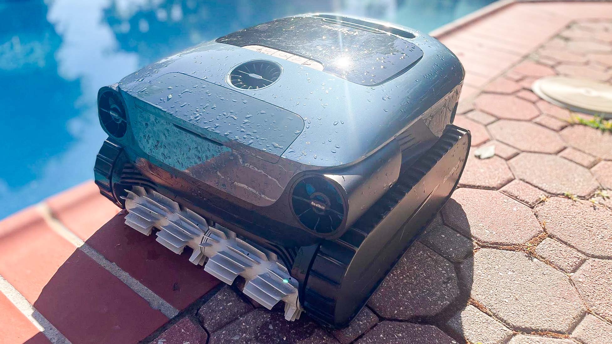 Beatbot Aquasense Pro ליד הבריכה