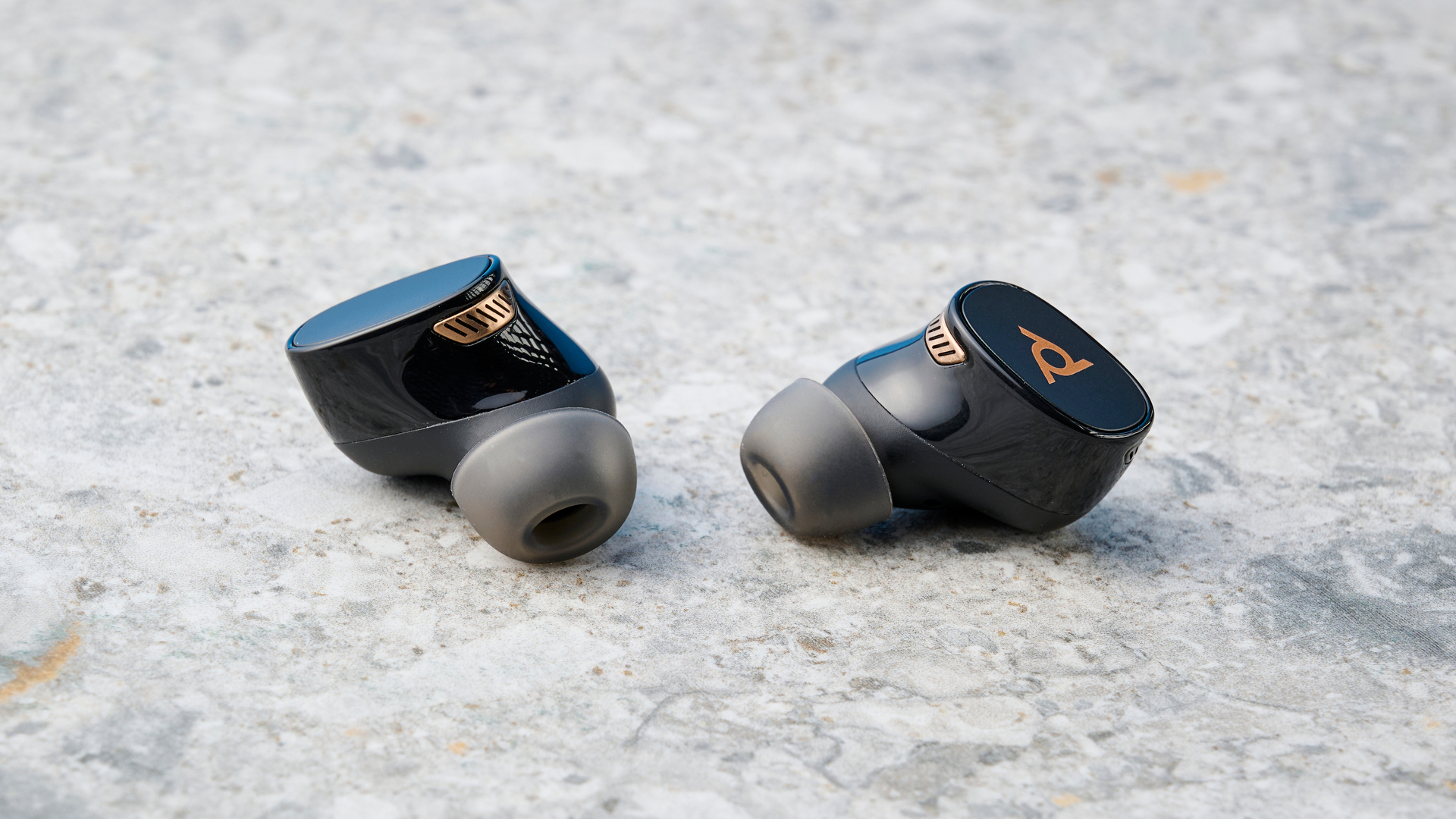 זוג אוזניות אלחוטיות HP Poly Voyager Free 20 בשחור וזהב