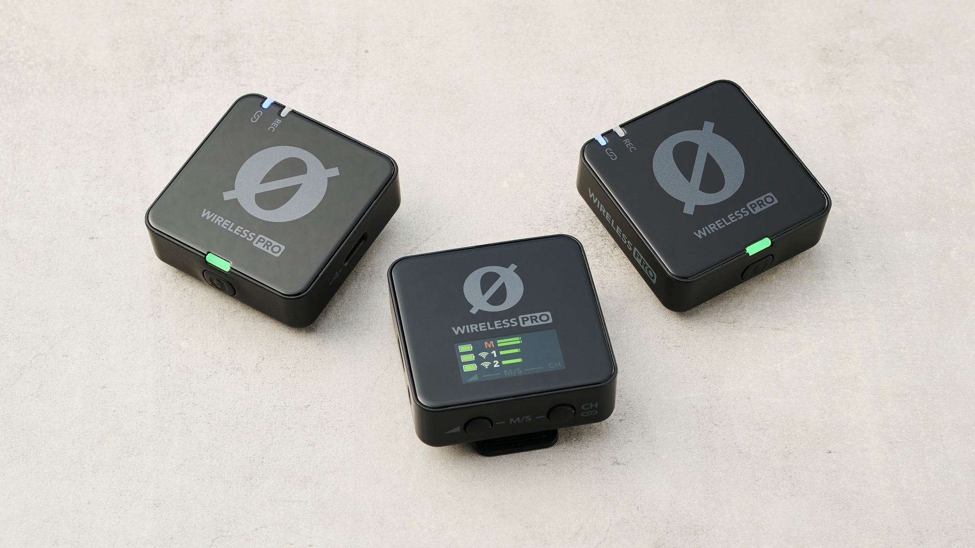 יחידות Rode Wireless Pro מיקרופון TX ו-RX מונחות על משטח אבן