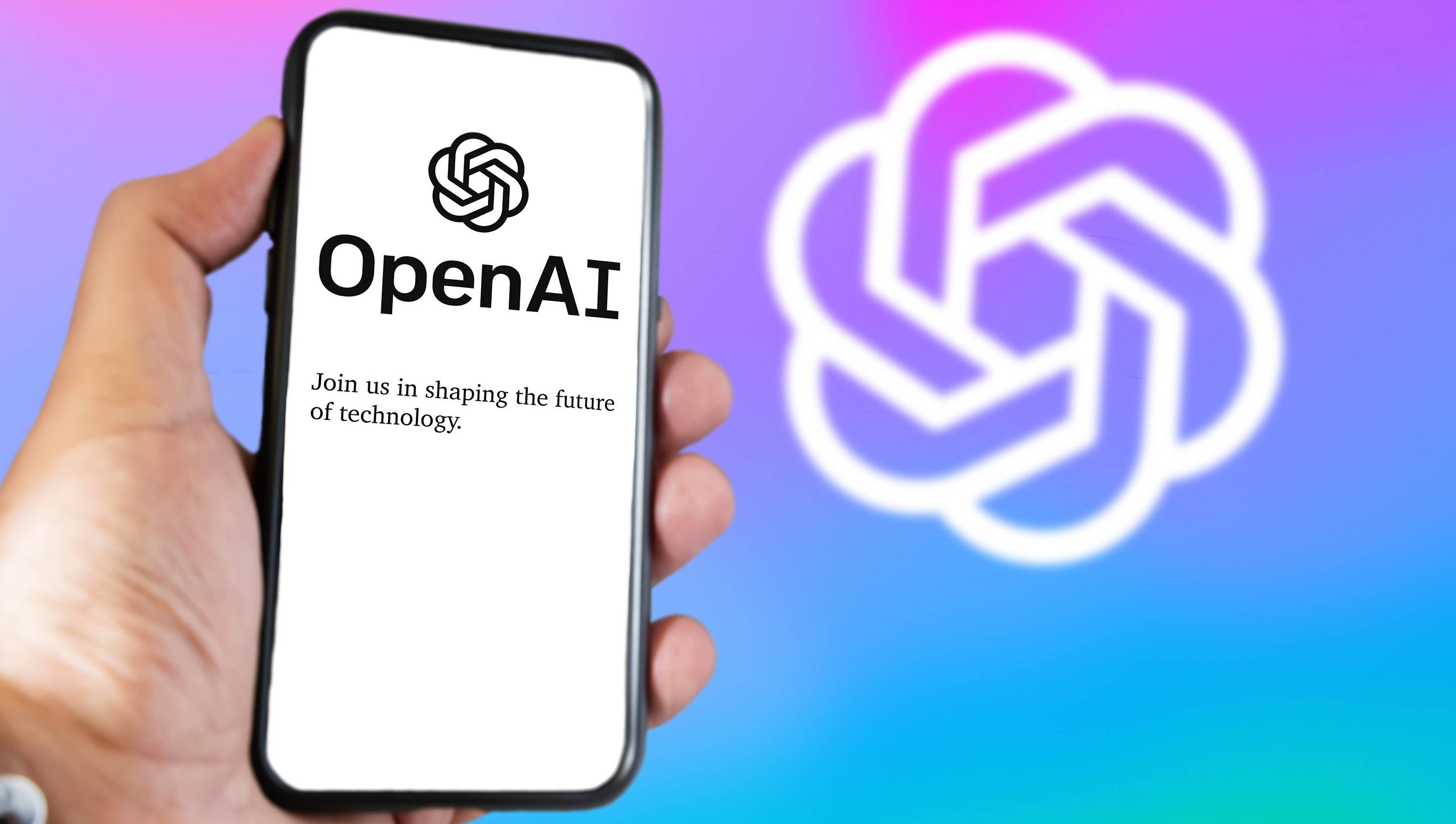 לוגו OpenAI על מסך טלפון