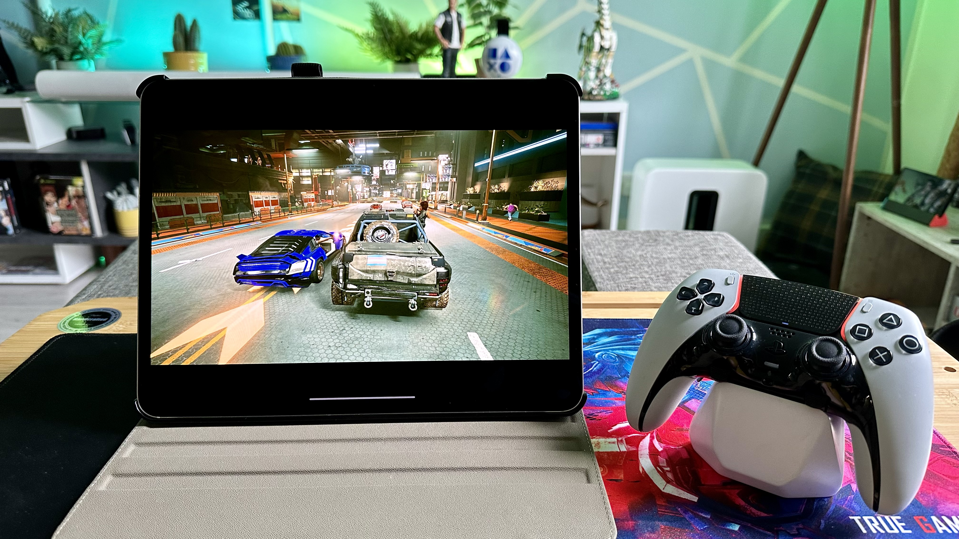 מרדף מכוניות ב-Cyberpunk 2077 בסטרימינג ב-Apple iPad Pro (2024).