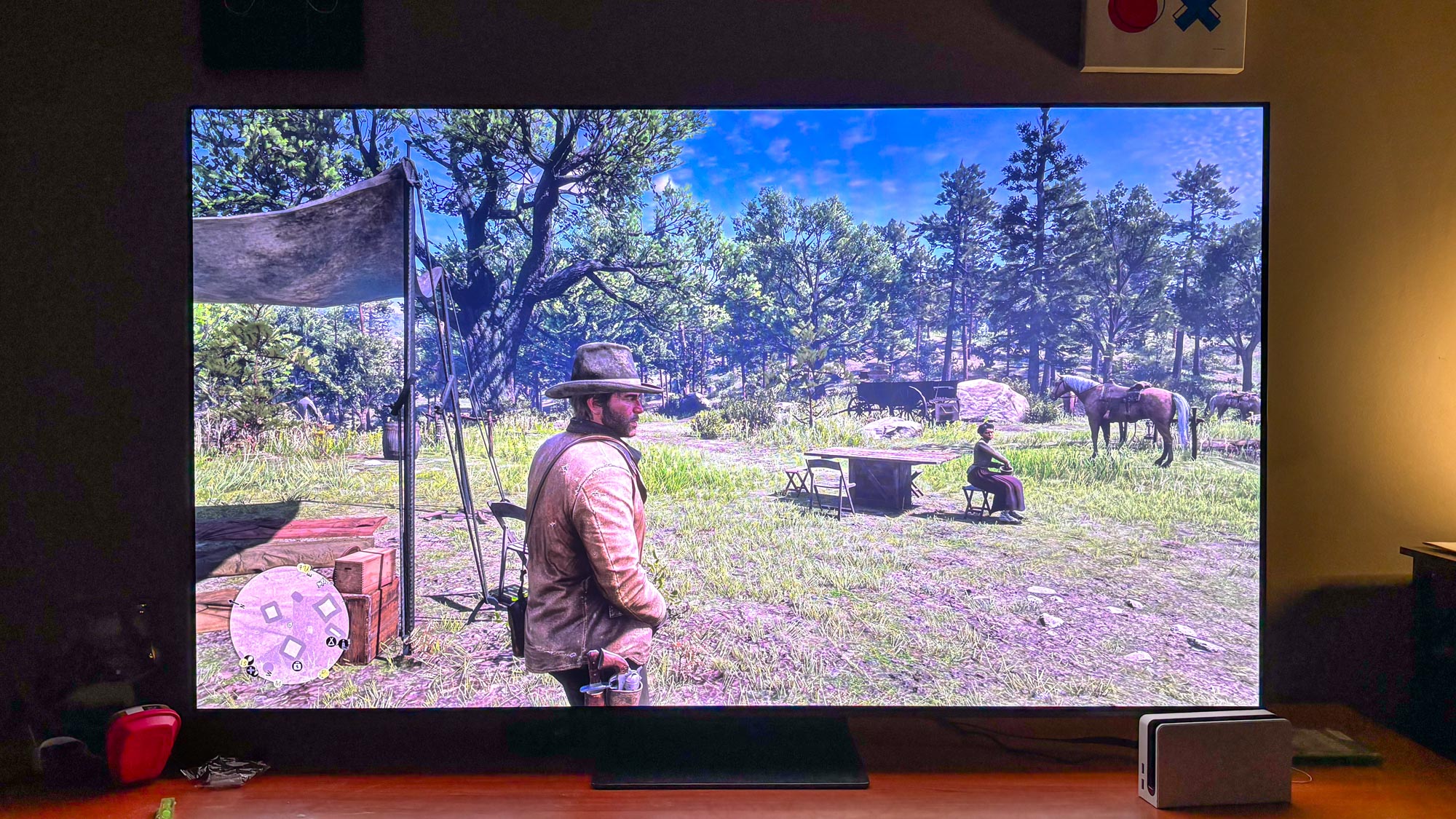 סמסונג S95D טלוויזיה OLED המוצגת בסלון