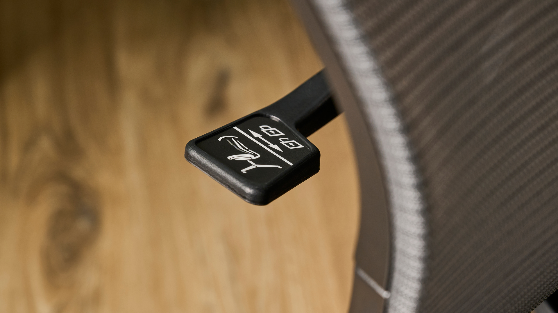 תמונה של ה-Autonomous ErgoChair Pro מול קיר כחול-אפור במשרד.