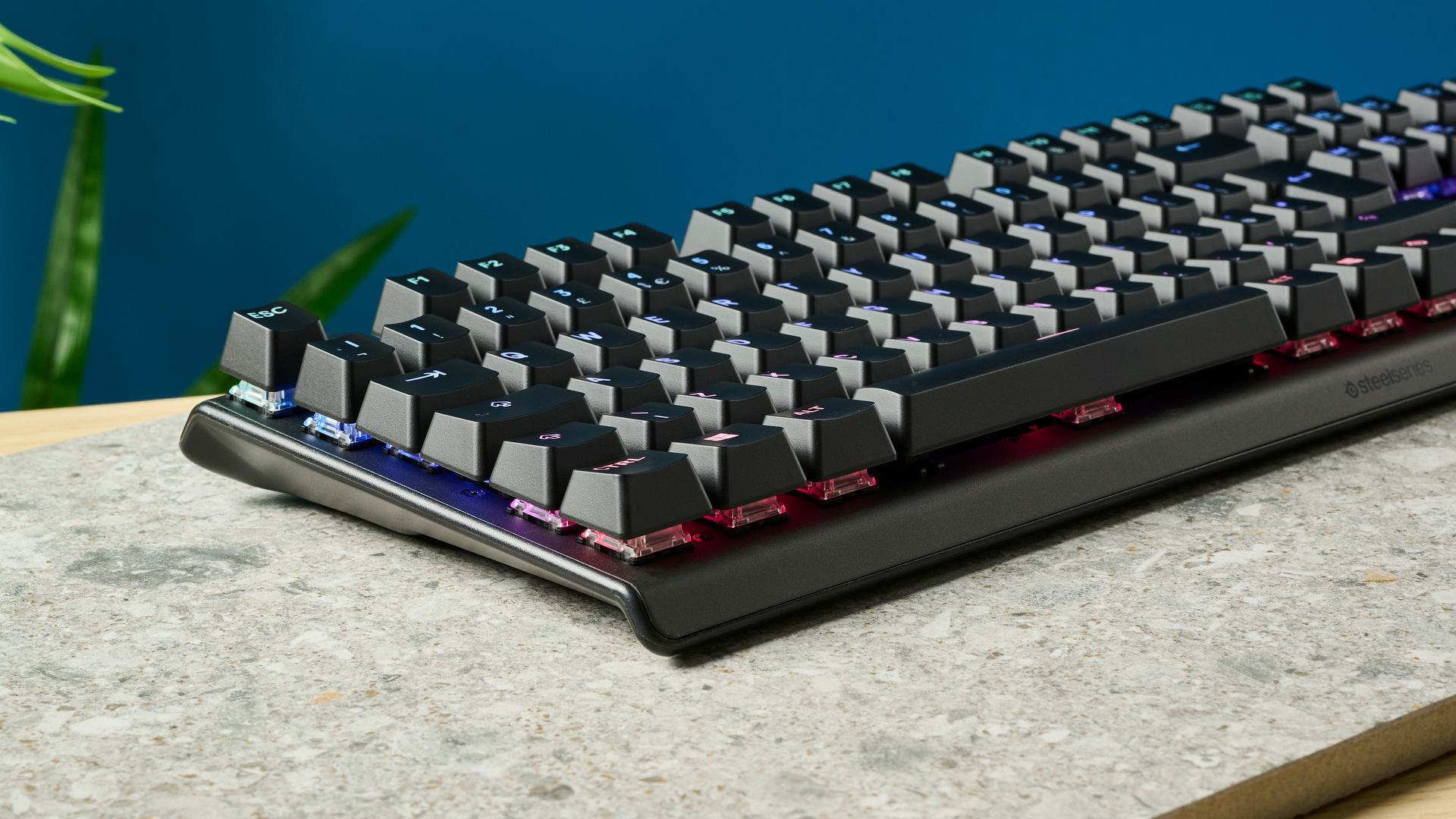 מקלדת גיימינג חוטית שחורה SteelSeries Apex Pro