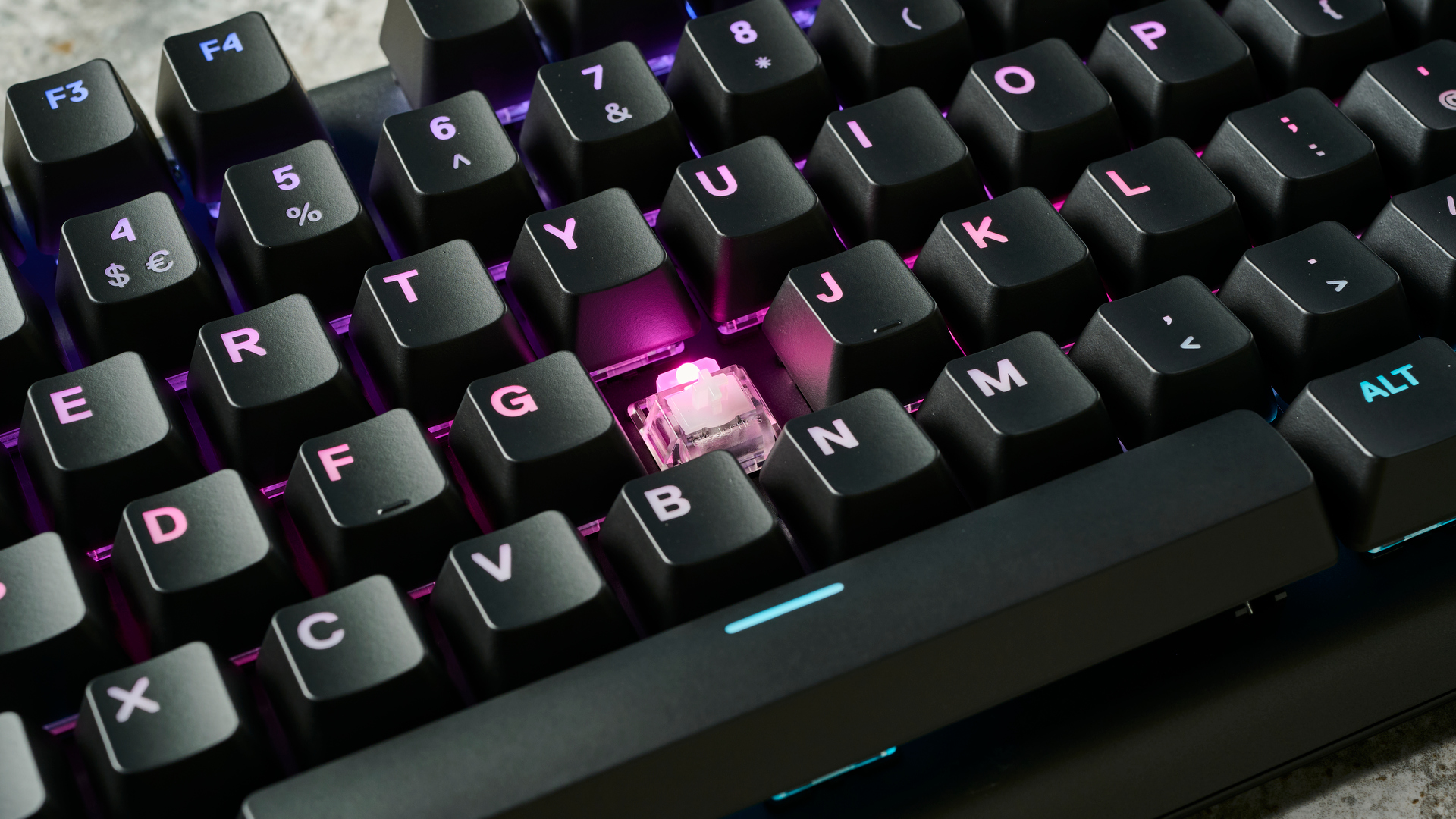 מקלדת גיימינג חוטית שחורה SteelSeries Apex Pro