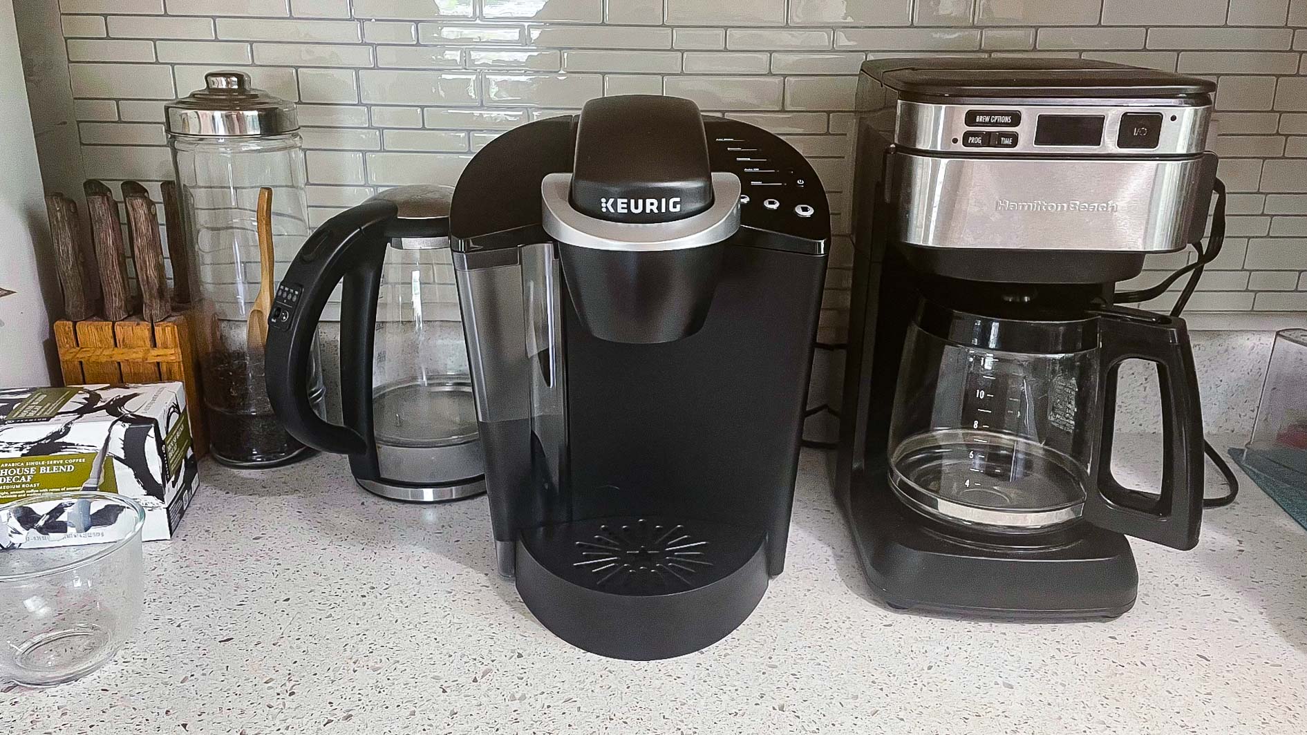 Keurig K-Classic על השיש במטבח