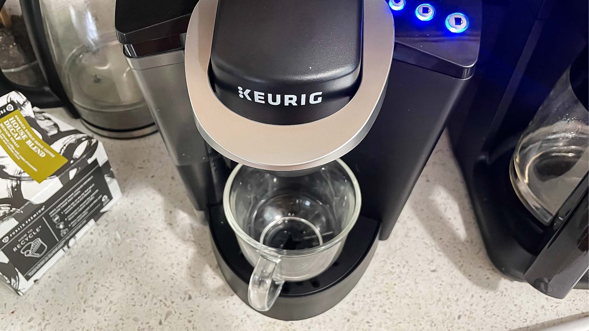 Keurig K-Classic על השיש במטבח