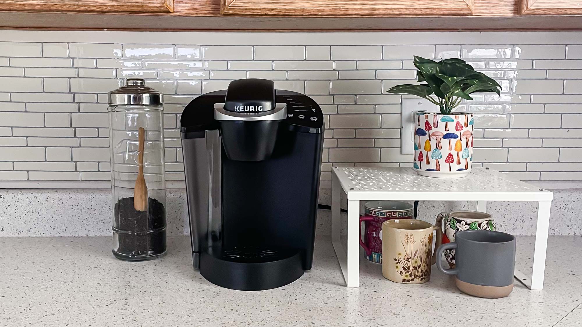 Keurig K-Classic על השיש במטבח