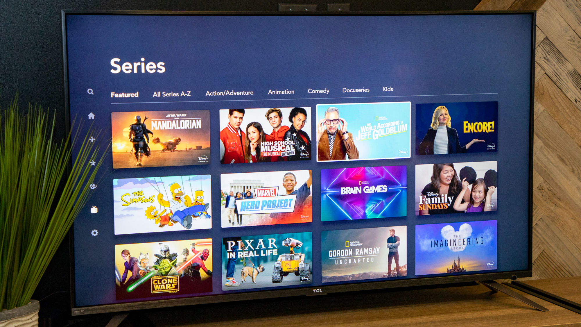 אפליקציית דיסני פלוס על עמוד הסדרות והתוכניות שלה בטלוויזיה