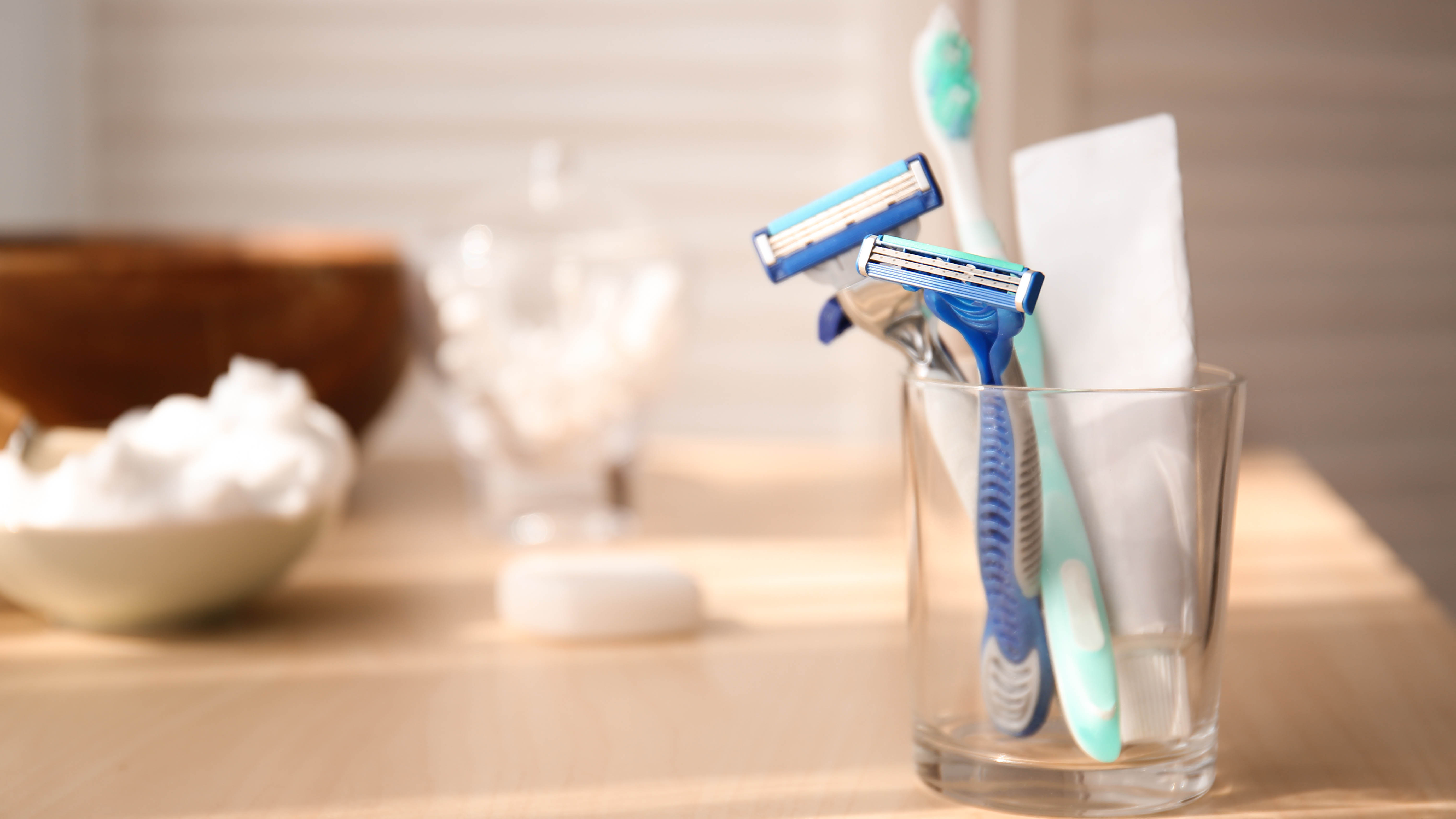 סכיני גילוח בכוס