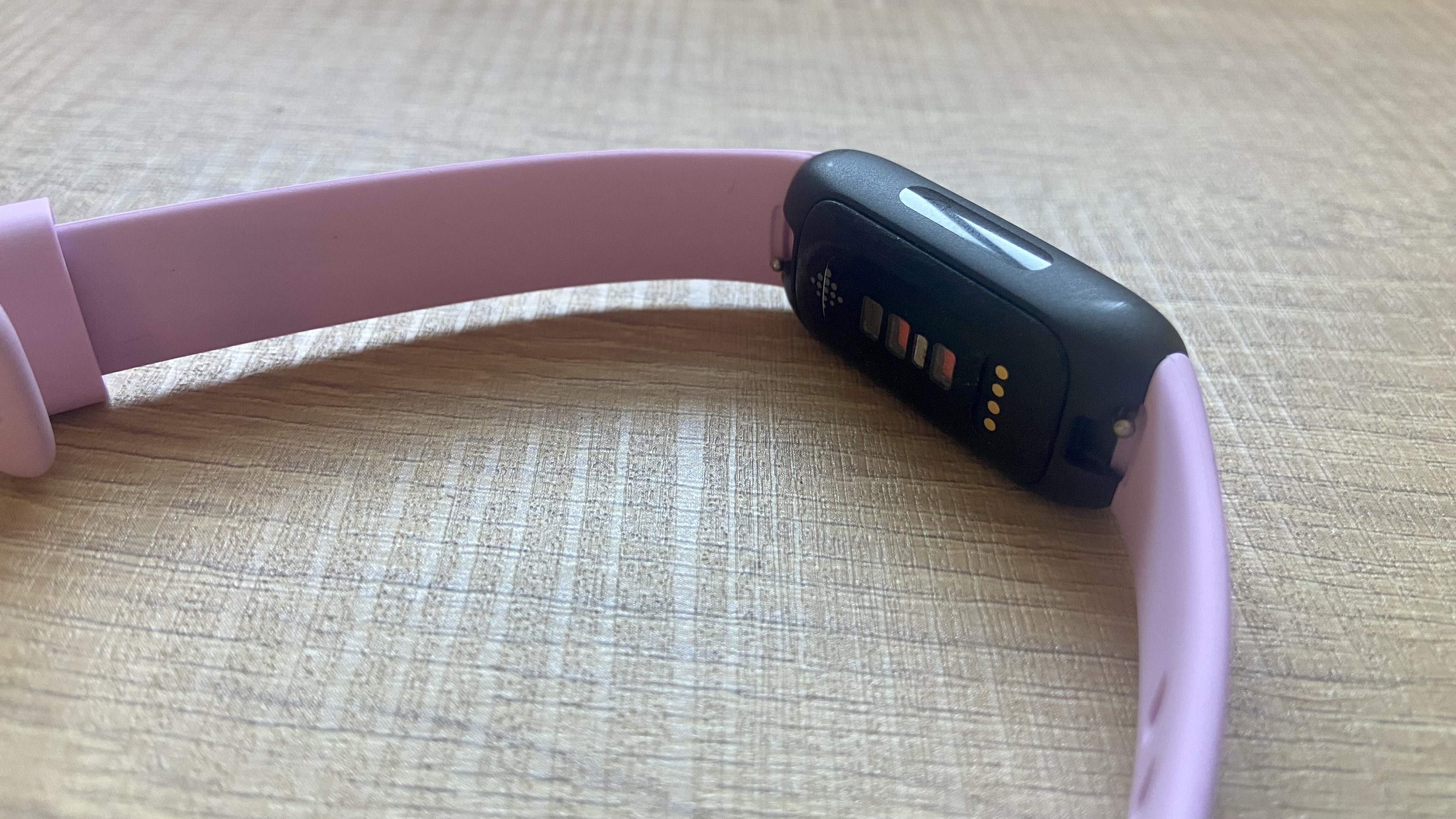 אחורי של Fitbit Inspire 3 מציג את מחברי הטעינה