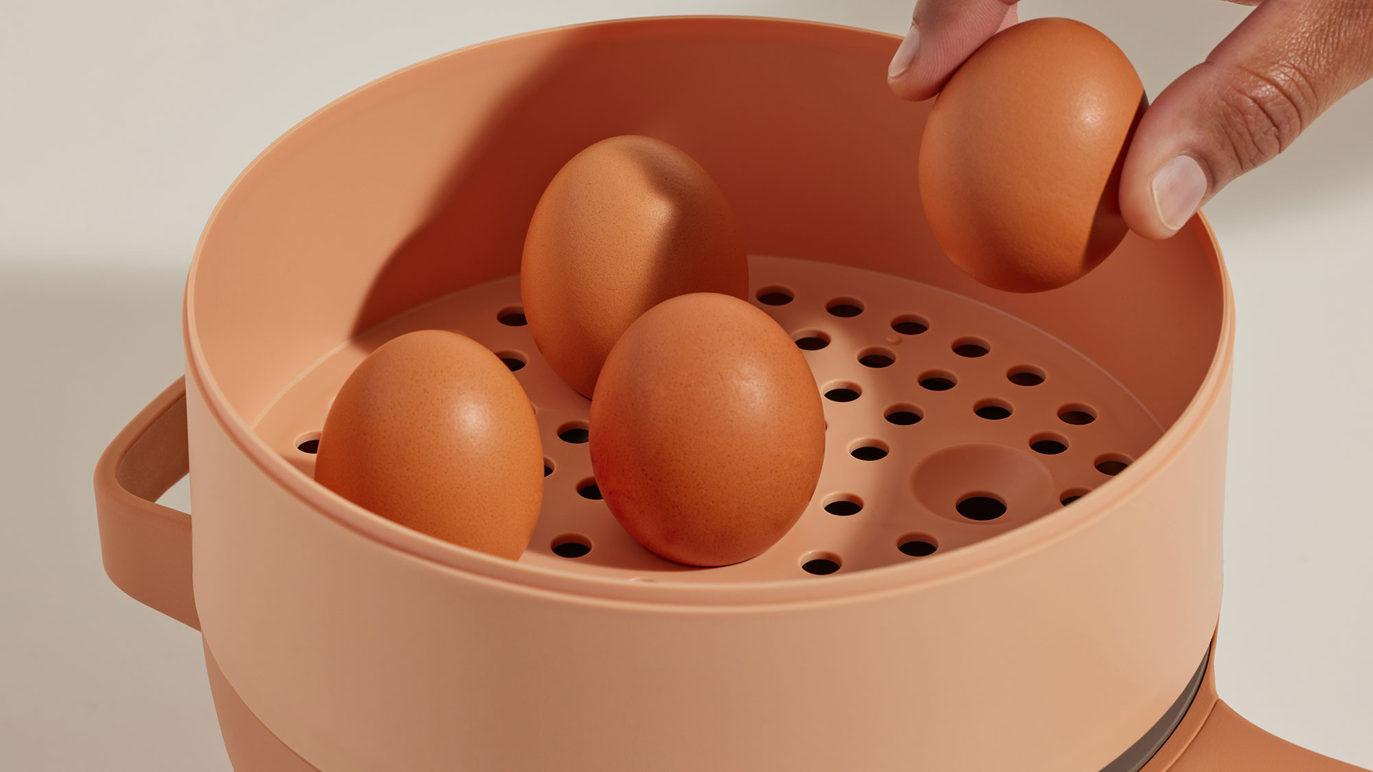 Our Place Perfect Pot Power Pot בצבעי ספייס המציג ביצים