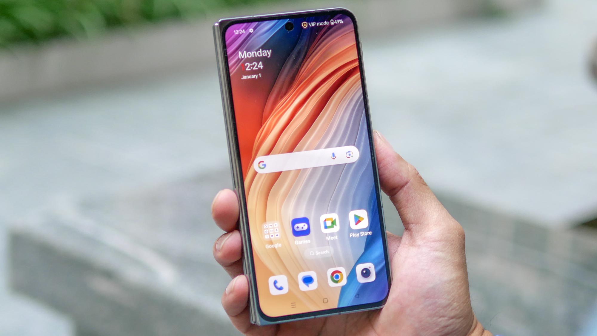 OnePlus Open Apex Edition מוחזק ביד.