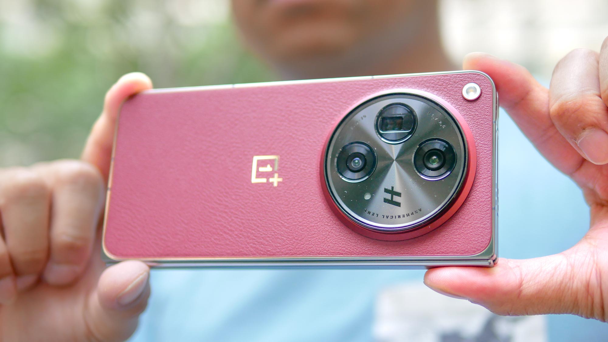 OnePlus Open Apex Edition מוחזק ביד.