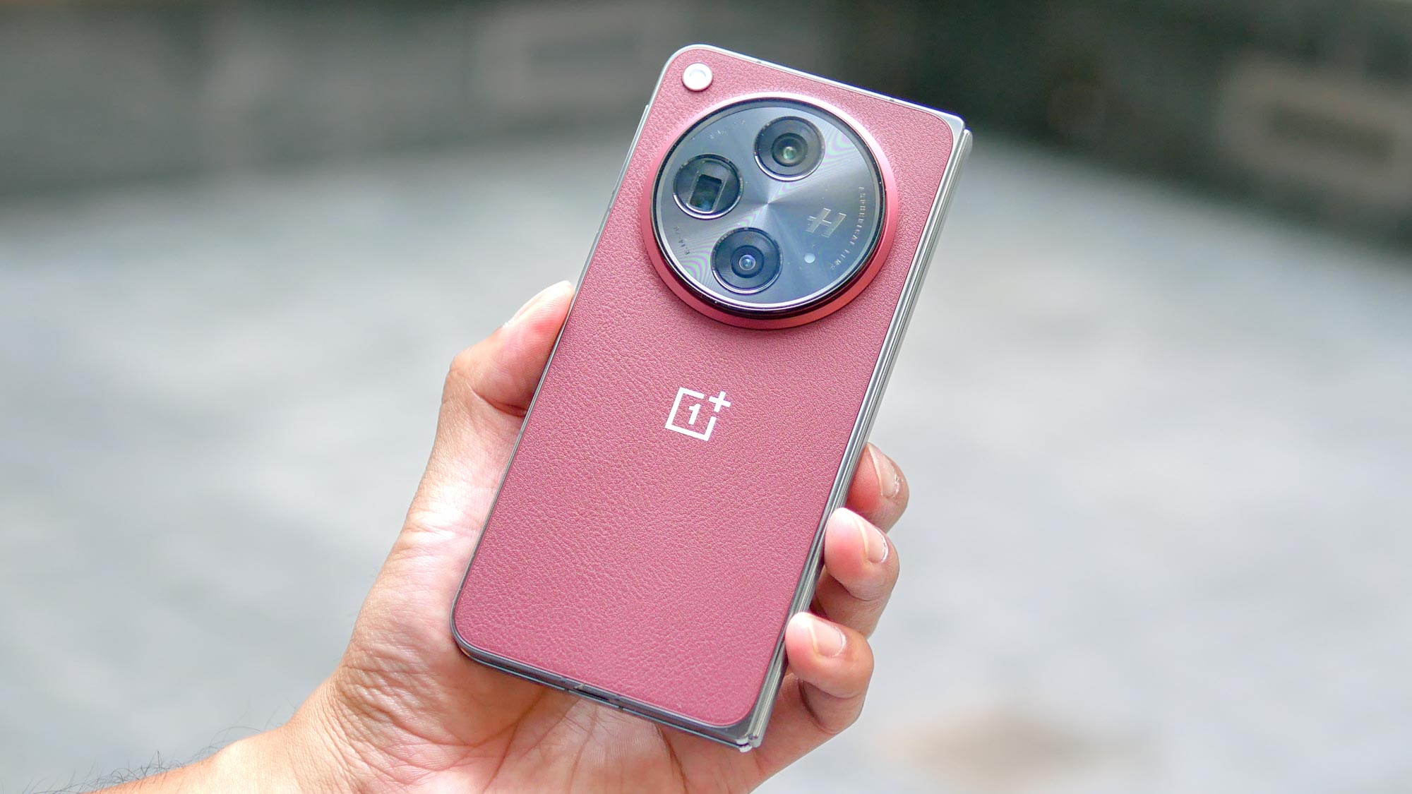 OnePlus Open Apex Edition מוחזק ביד.