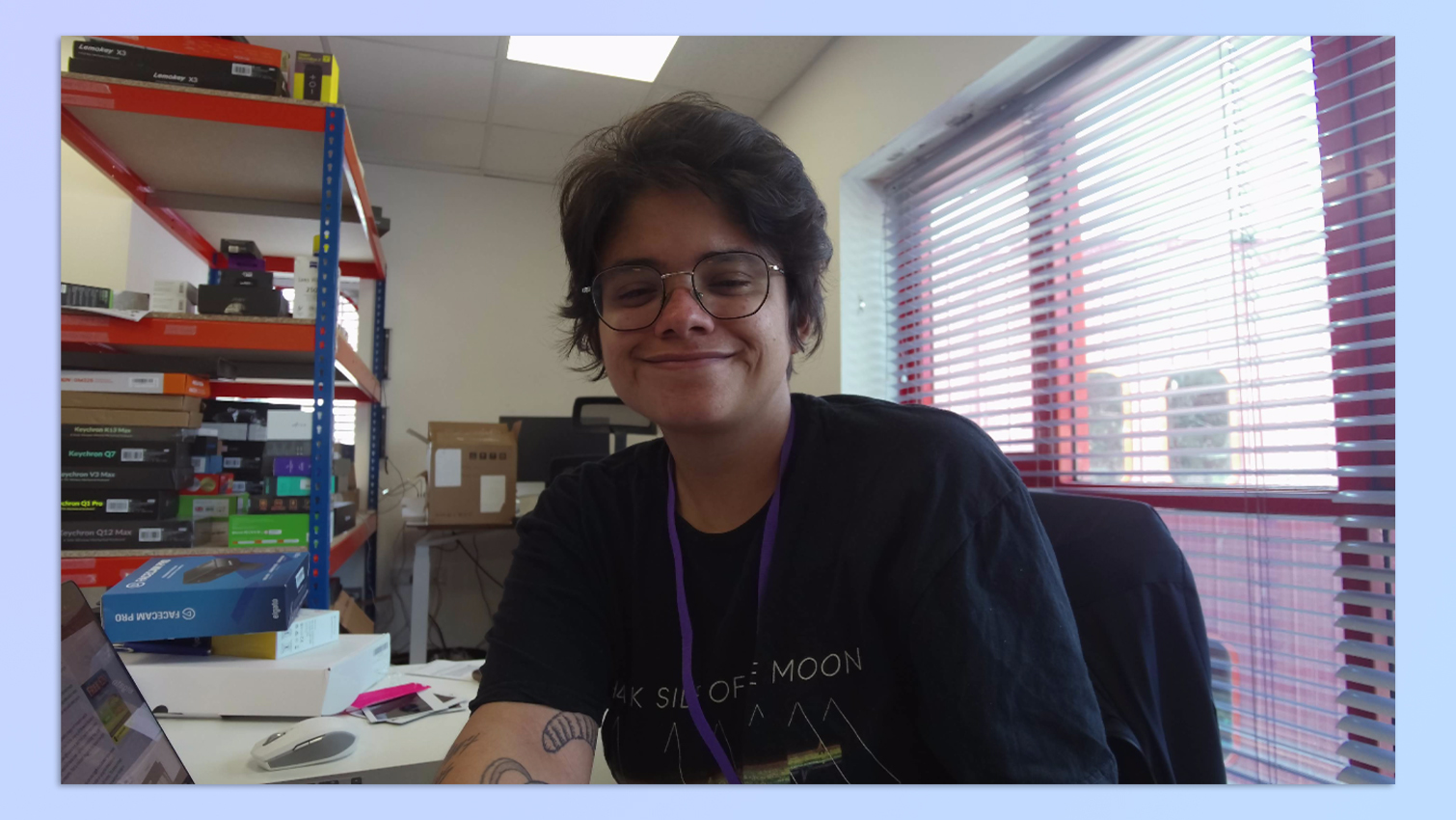 צילום מסך של כותב הצוות Nikita Achanta מנסה את מצלמת האינטרנט Elgato Facecam Pro 4K