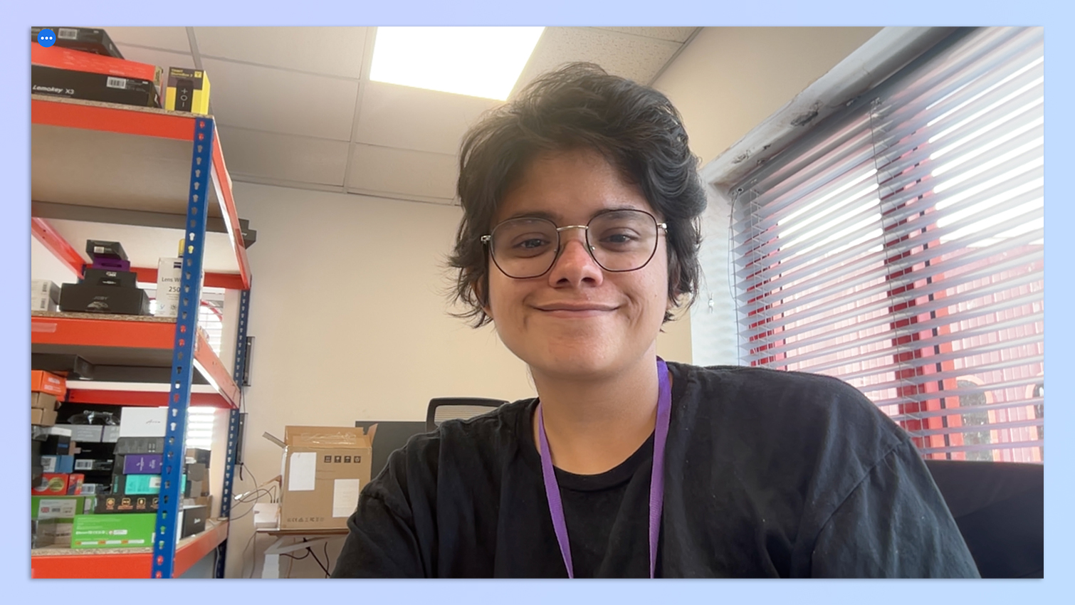 צילום מסך של כותב הצוות Nikita Achanta מנסה את מצלמת האינטרנט Elgato Facecam Pro 4K