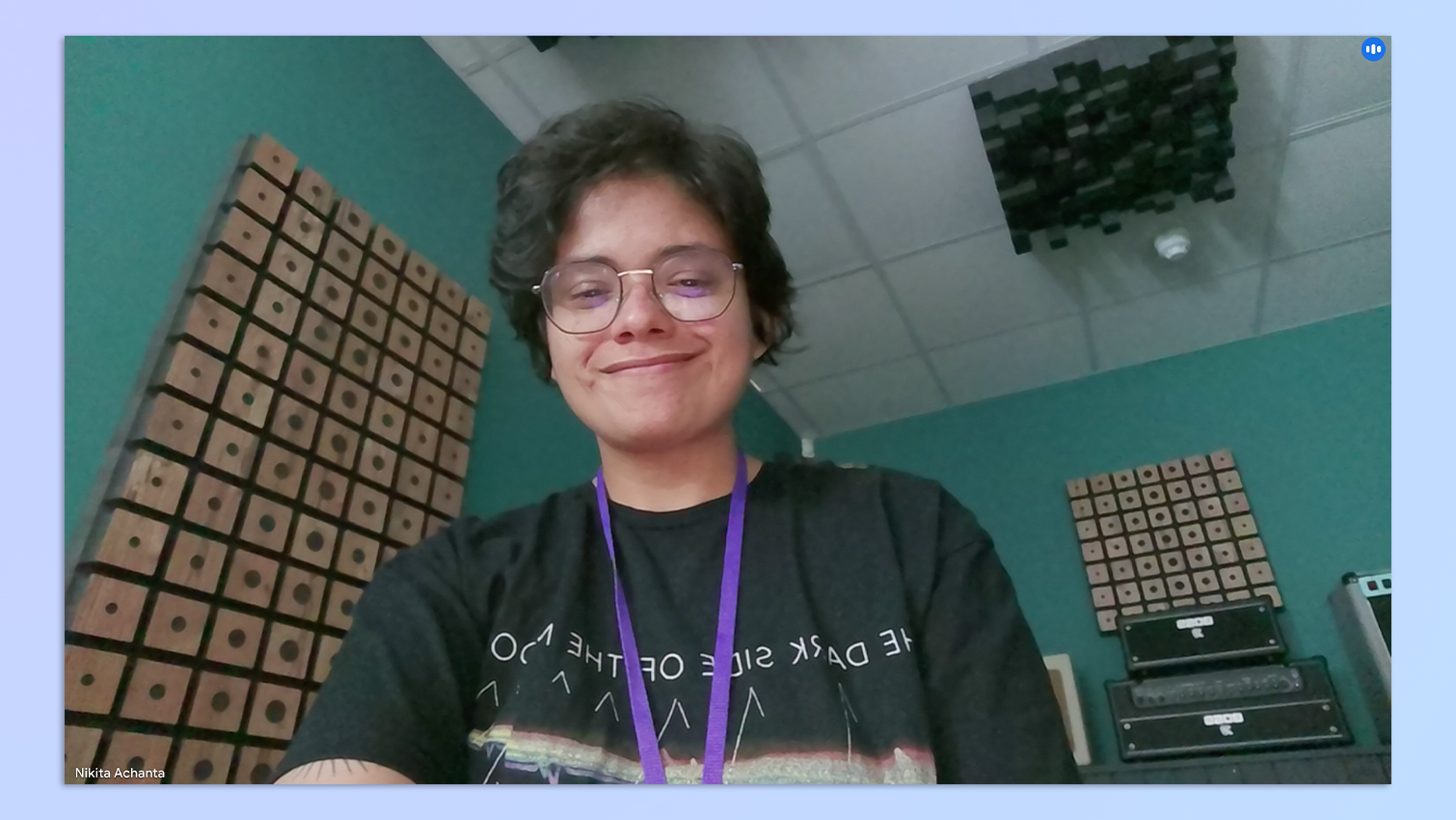 צילום מסך של כותב הצוות Nikita Achanta מנסה את מצלמת האינטרנט Elgato Facecam Pro 4K