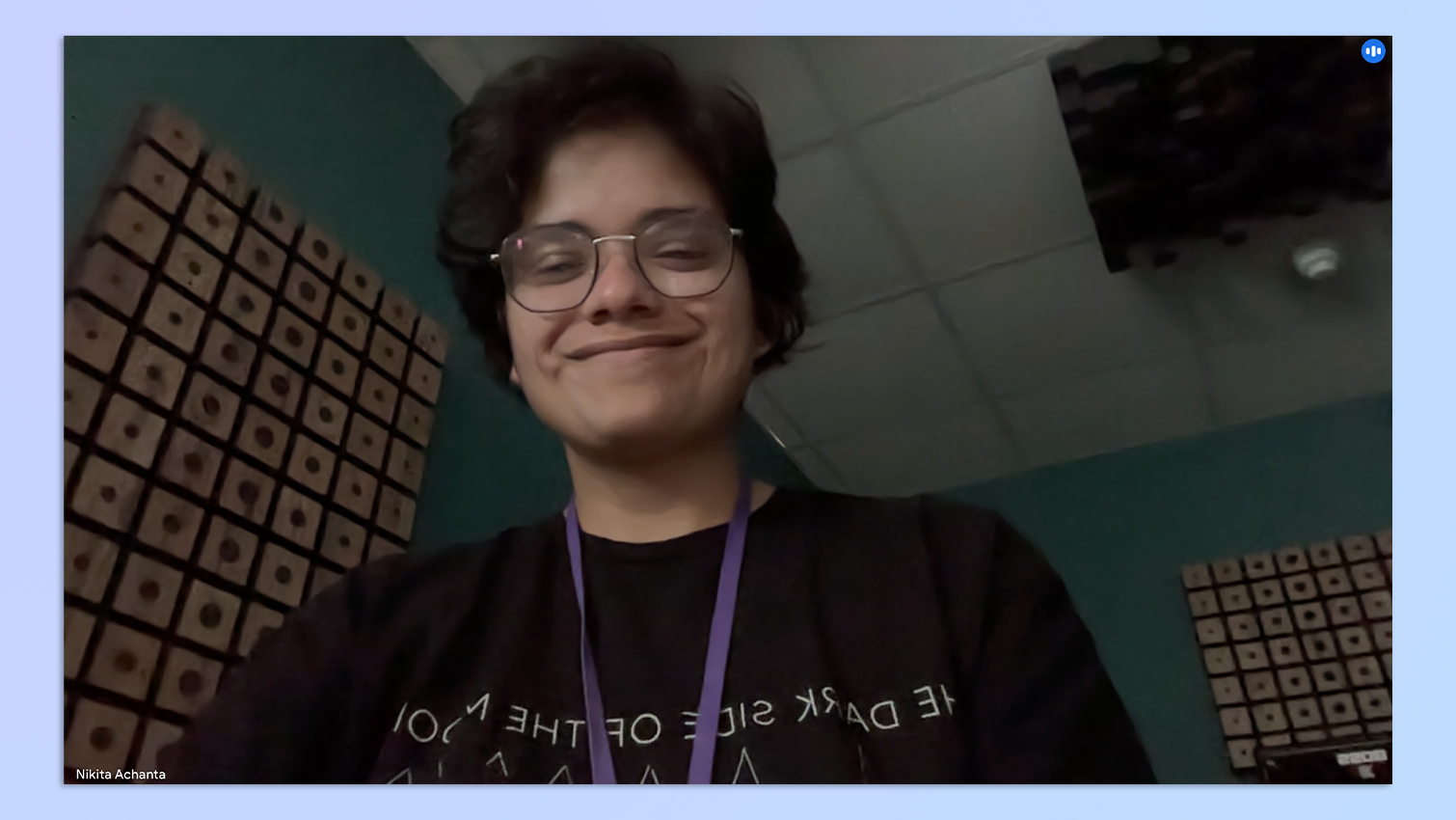 צילום מסך של כותב הצוות Nikita Achanta מנסה את מצלמת האינטרנט Elgato Facecam Pro 4K