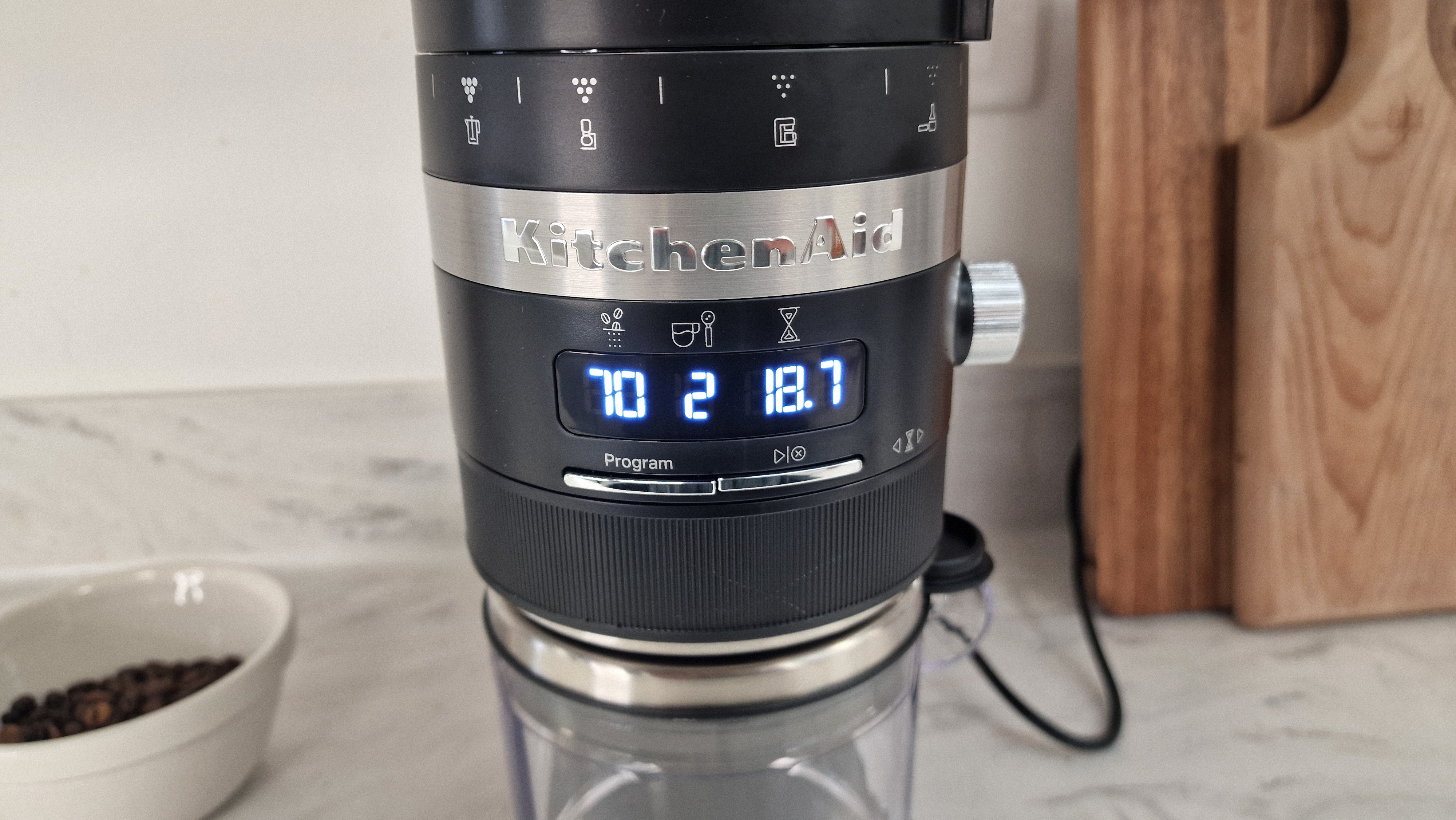 פאנל LED במטחנת הקפה של KitchenAid