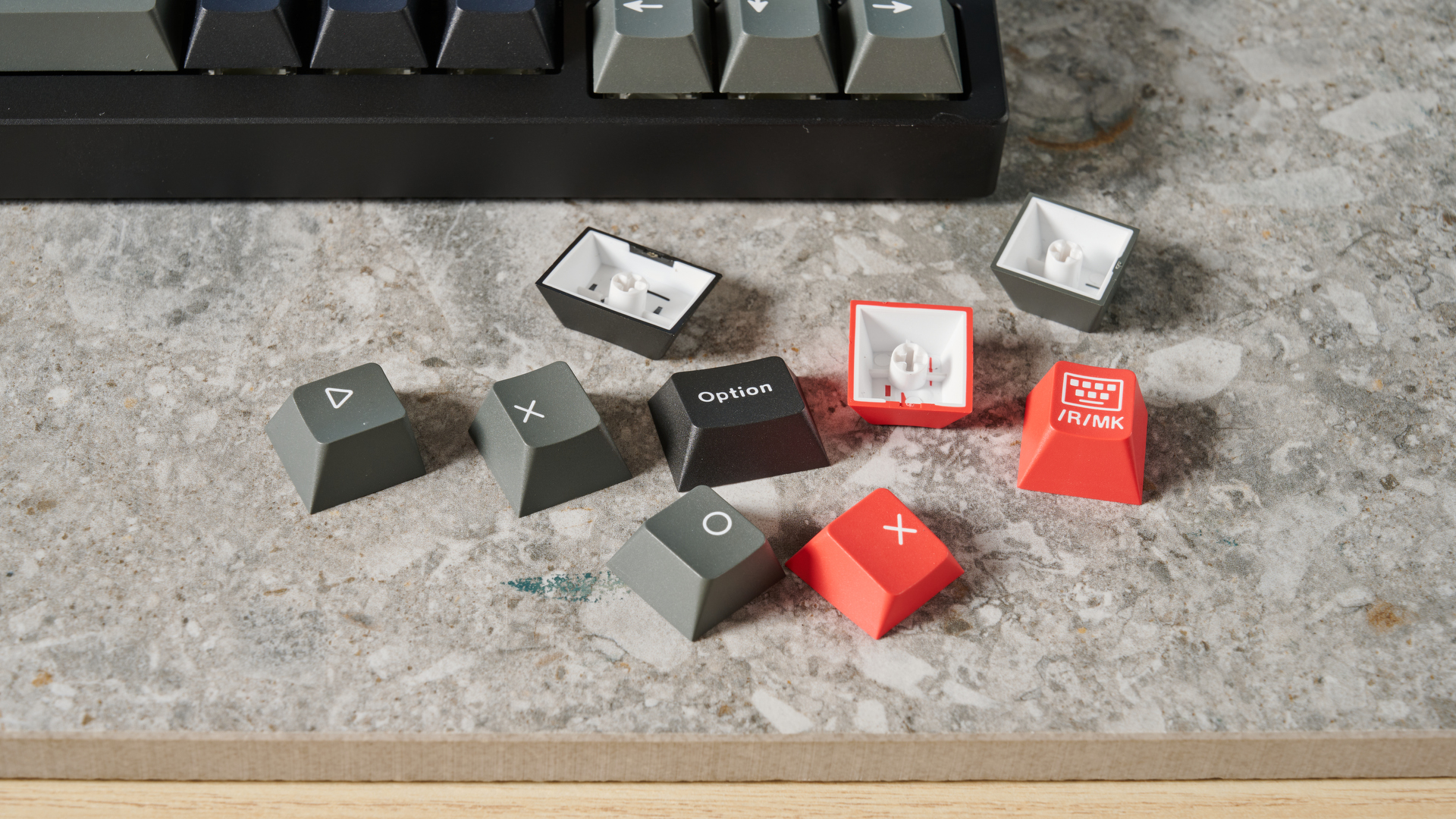 מקלדת מכאנית אלחוטית של Lemokey P1 Pro בצבע שחור פחמן