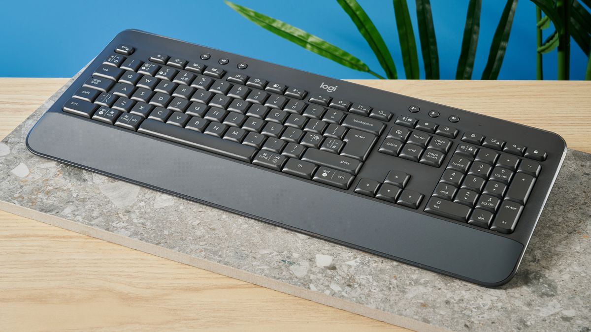 מאת Erin Bashford פורסם ב-9 באוגוסט 24 ה-Logitech Signature K650 היא מקלדת אלחוטית המציעה חווית הקלדה פשוטה, מערך נדיב של קיצורי דרך, פריסה מלאה ומחיר סביר של $49.