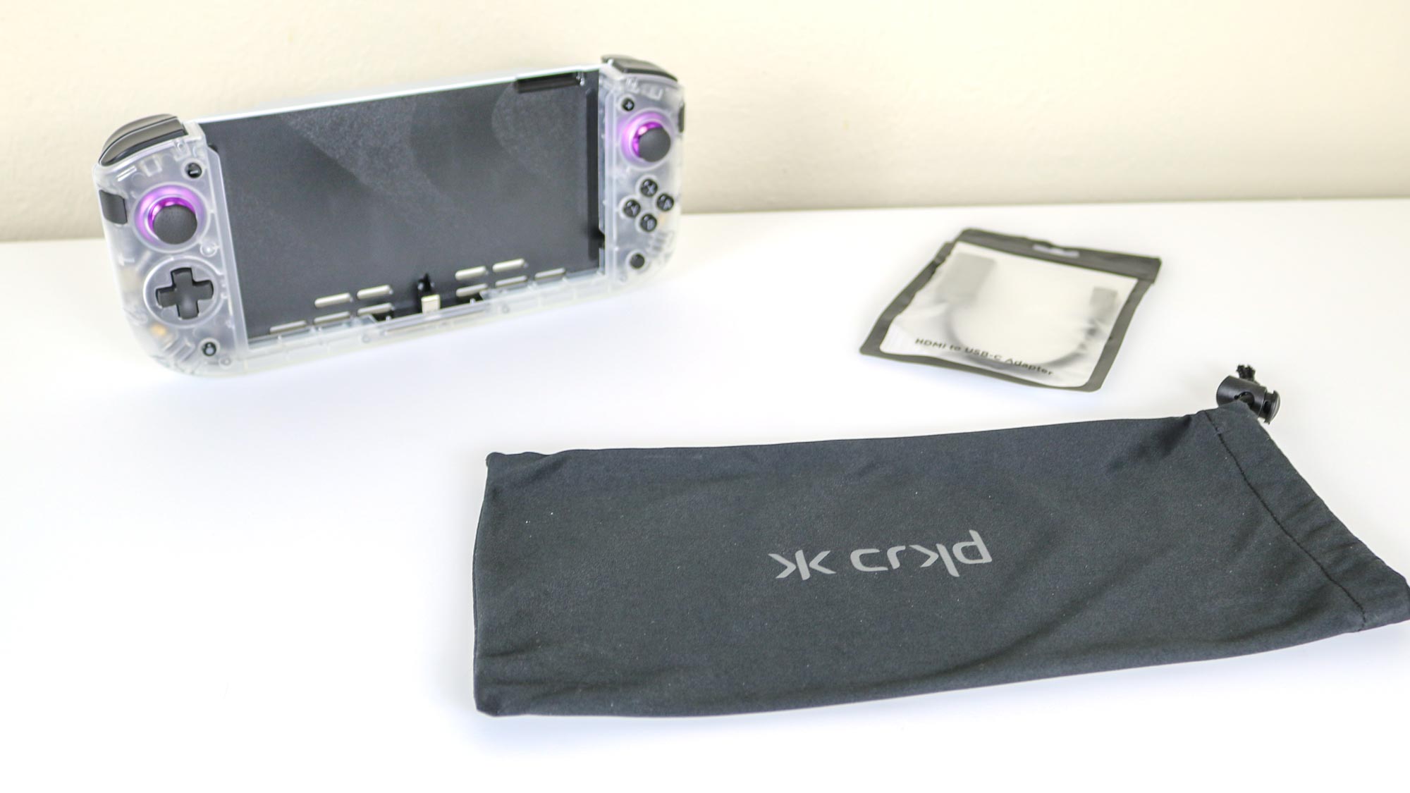 חבילת הבקר CRKD Nitro Deck+ עם תיק הנשיאה שלו ומתאם USB-C ל-HDMI