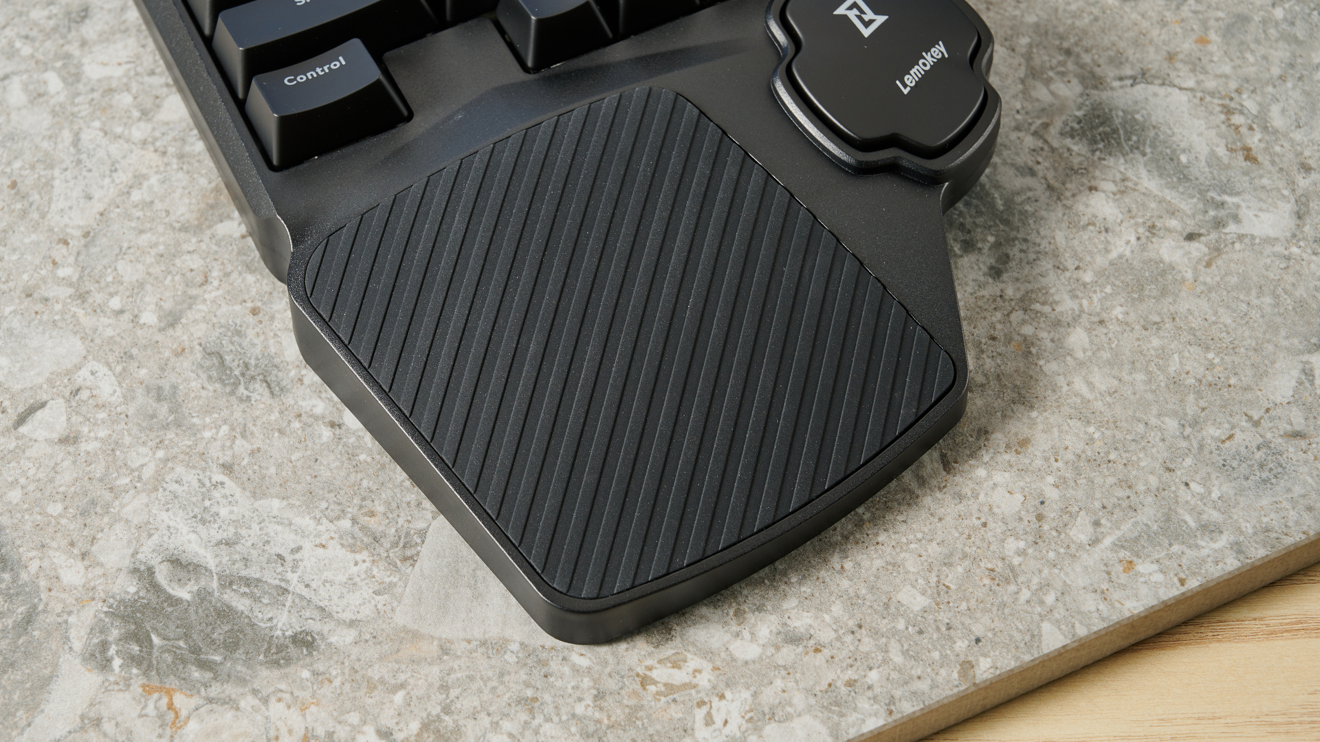 צילום של מקלדת המשחקים Lemokey X0