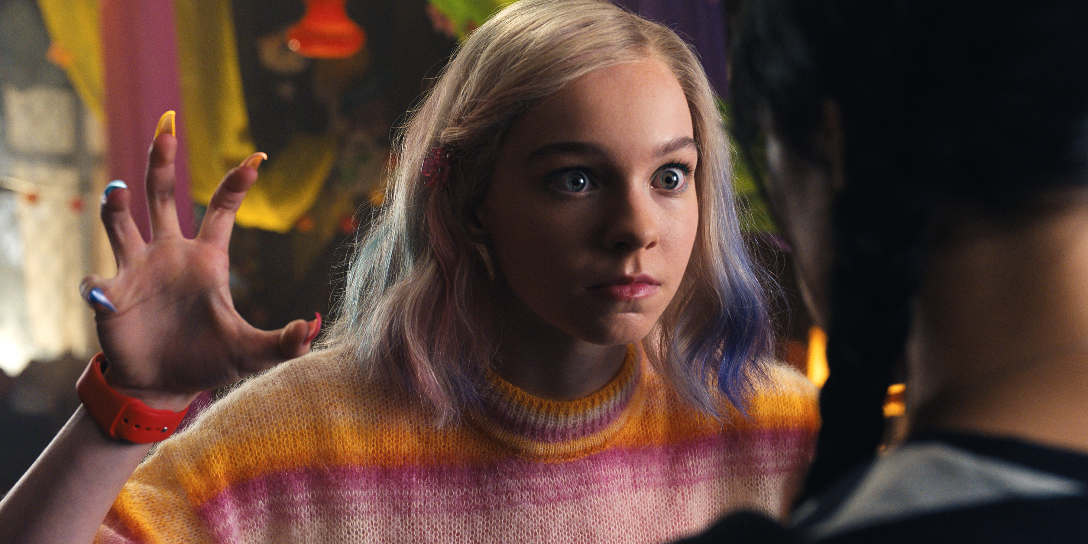 אמה מאיירס בתפקיד אניד סינקלייר ביום רביעי