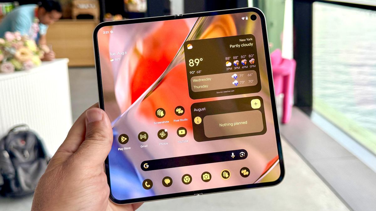 סקירה מעשית של Google Pixel 9 Pro Fold: יותר מזעזע מאת Mark Spoonauer שפורסמה ב-13 באוגוסט 24 עדיין לא דורג Google Pixel 9 Pro Fold הוא טלפון מתקפל משופר מאוד עם עיצוב קומפקטי יותר, צג ראשי ענק ובהיר בגודל 8 אינץ' ועוצמתי תכונות AI.