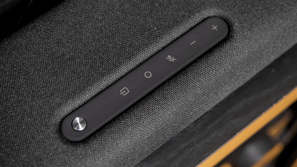 ל-Yamaha True X 40A Soundbar יש כפתורים במרכז העליון של סרגל הקול