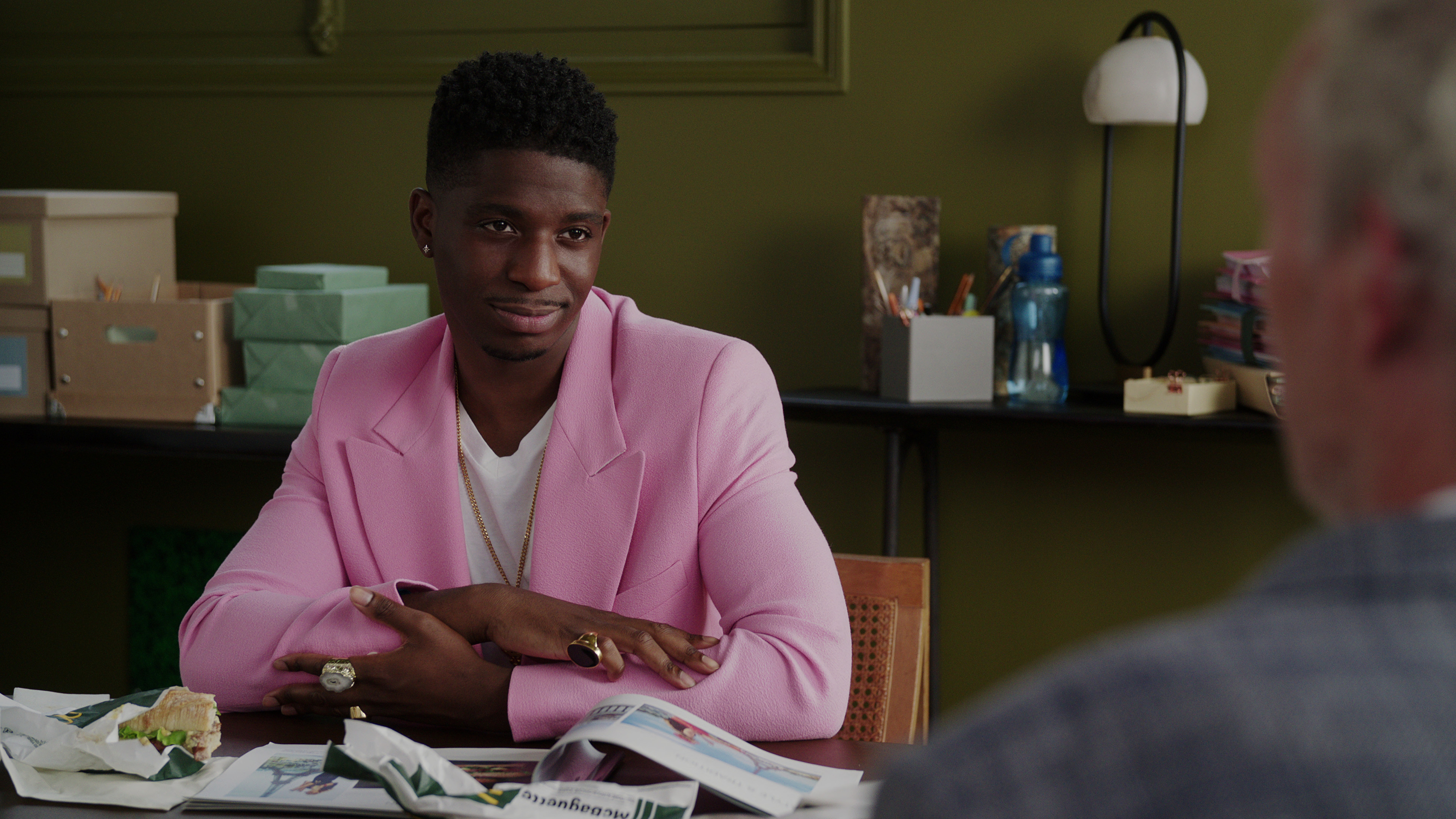 סמואל ארנולד בתפקיד ג'וליאן בפרק 301 של אמילי בפריז