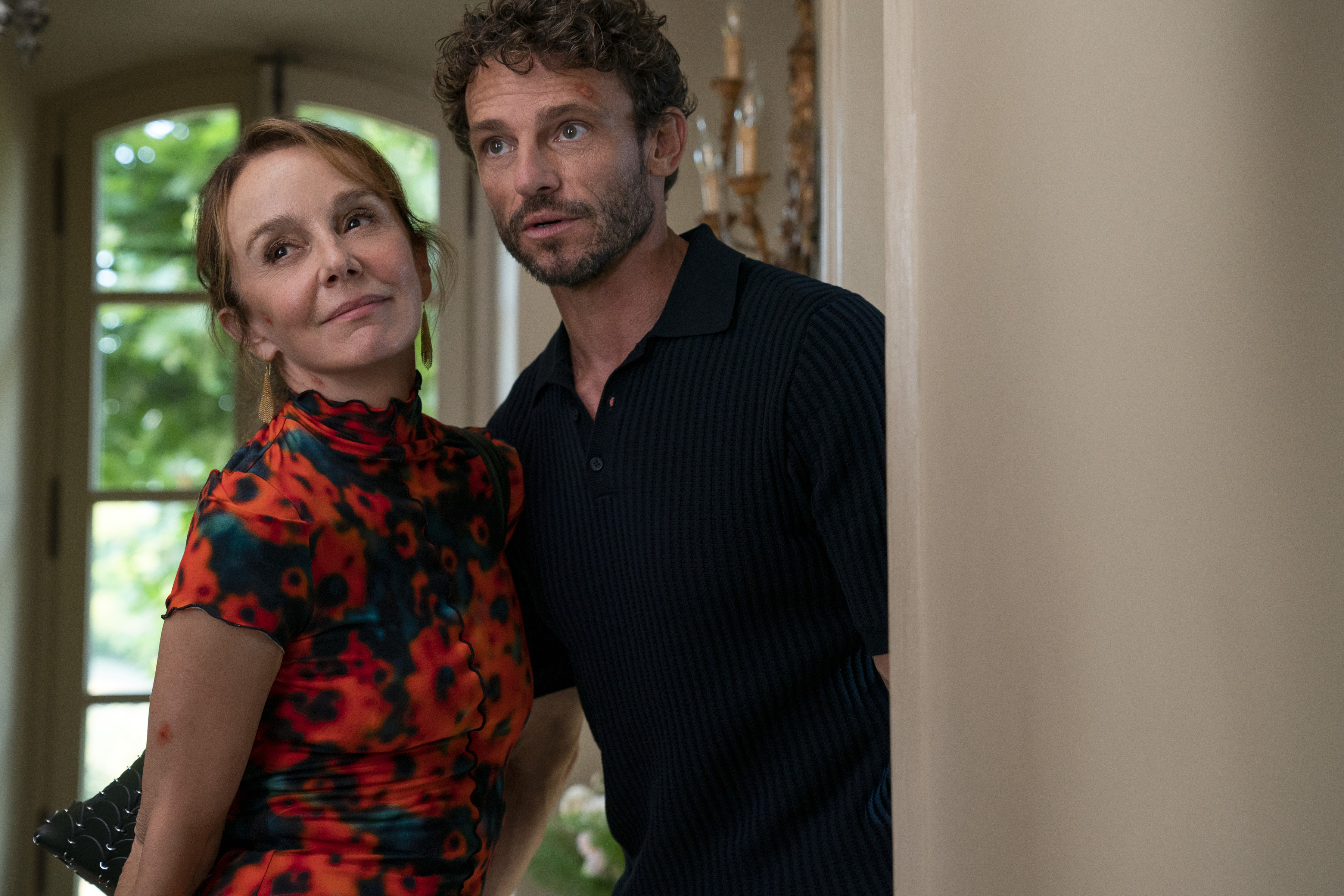 הפיליפינית לירוי-בולייה בתפקיד סילבי גרטו, ארנו בינארד בתפקיד לורן ג'י בפרק 306 של אמילי בפריז