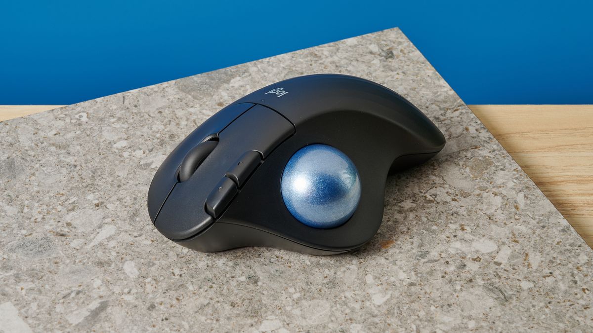 סקירת Logitech Ergo M575: נשיקת שלום לכאבי שורש כף היד מאת Nikita Achanta פורסם ב-15 באוגוסט 24 פרקי הידיים והידיים שלך יודו לך על קניית העכבר הזה