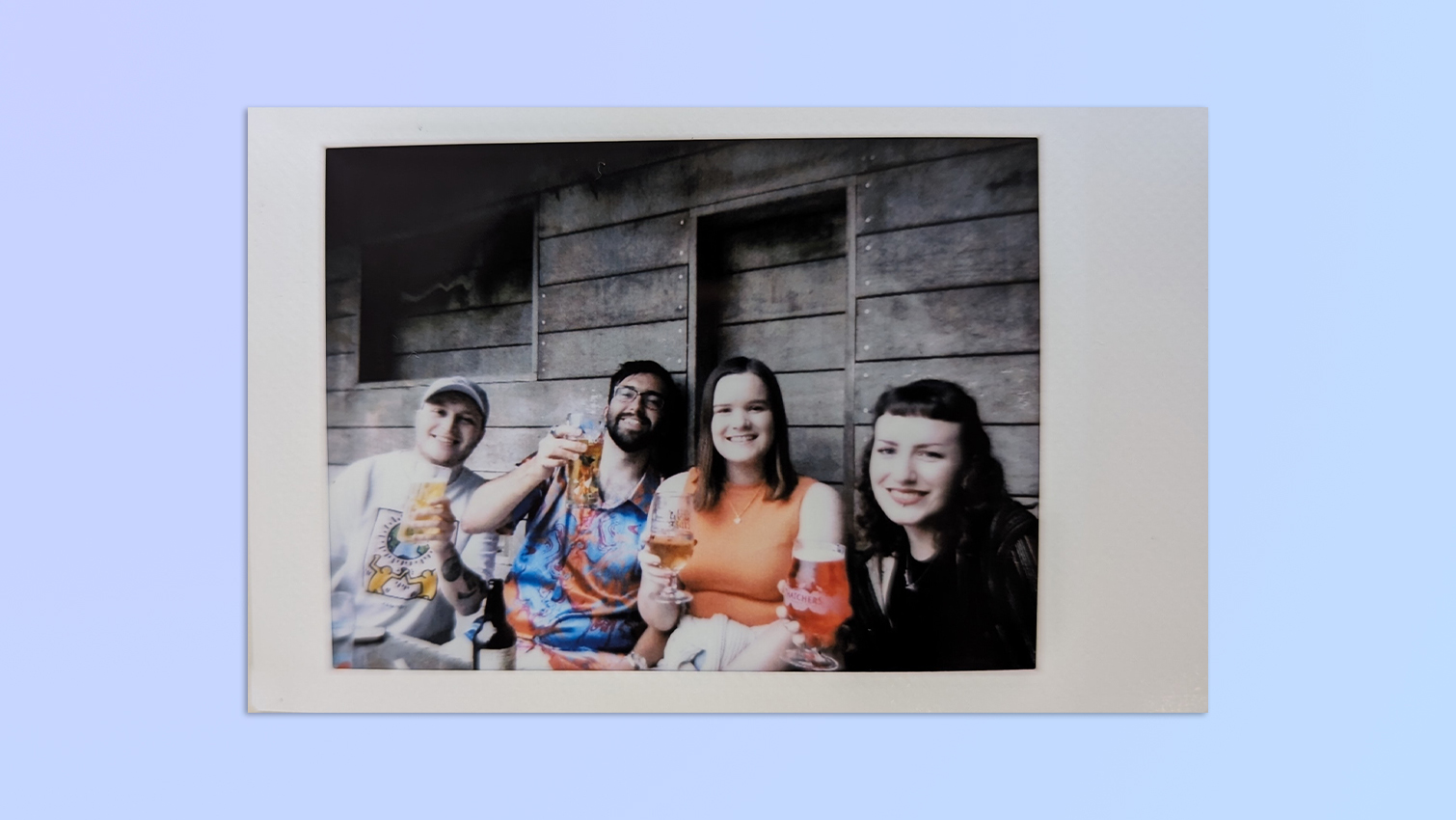 אוסף תמונות שצולמו עם מצלמת Fujifilm Instax mini LiPlay 2 ב-1 בצבע ירוק matcha