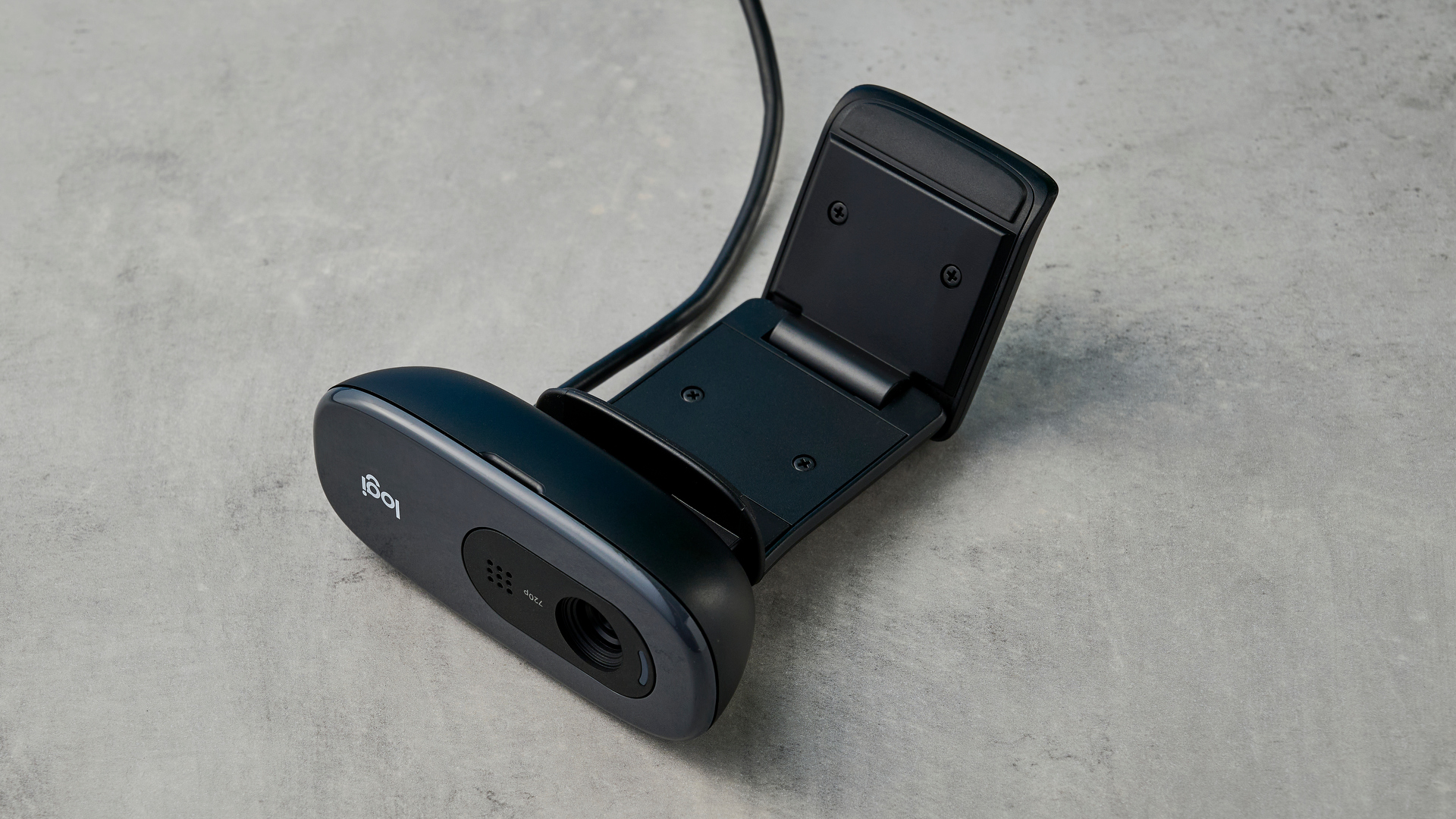 מצלמת רשת קטנה, שחורה, בצורת מלבן, עם תפס אוניברסלי לחיבור ולוגו לוג