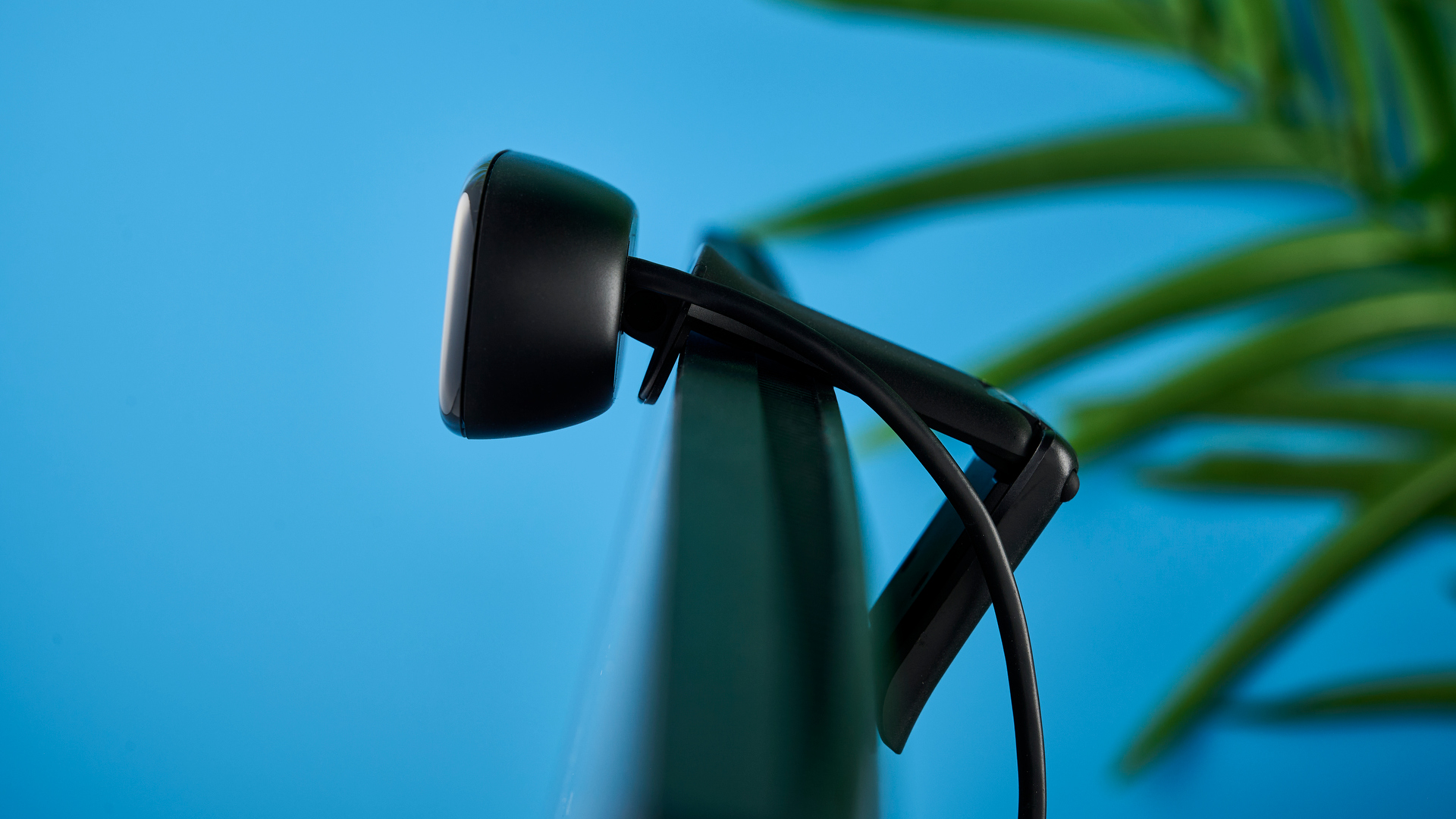 מצלמת רשת קטנה, שחורה, בצורת מלבן, עם תפס אוניברסלי לחיבור ולוגו לוג