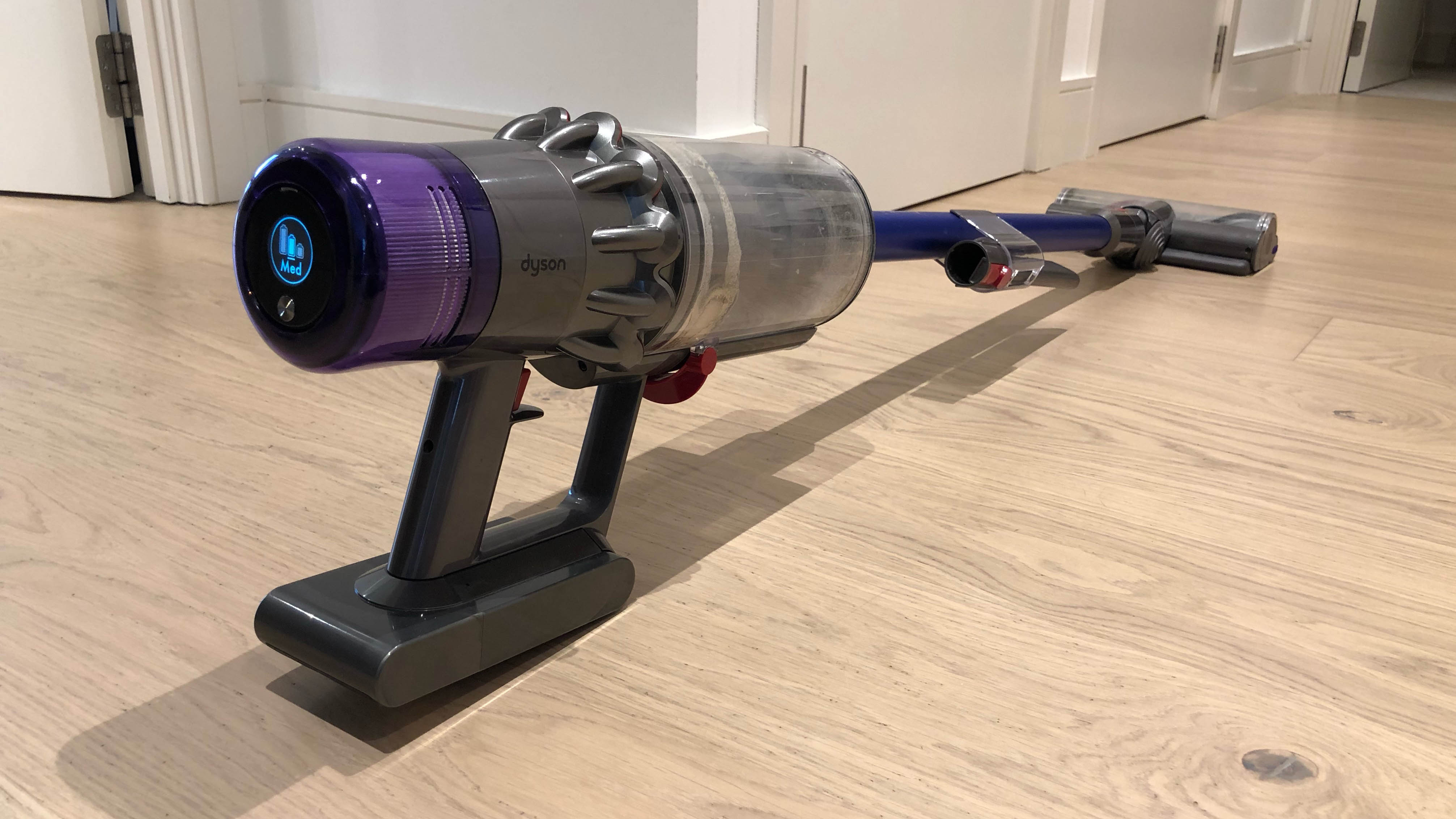 שואב האבק Dyson V11 על רצפת עץ