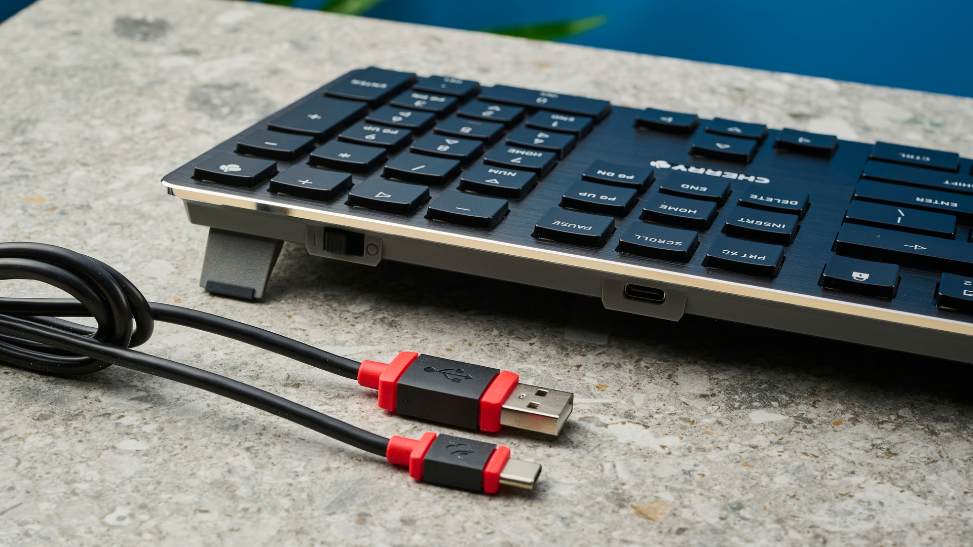 צילום של מקלדת מכנית בפרופיל נמוך של Cherry KW X ULP