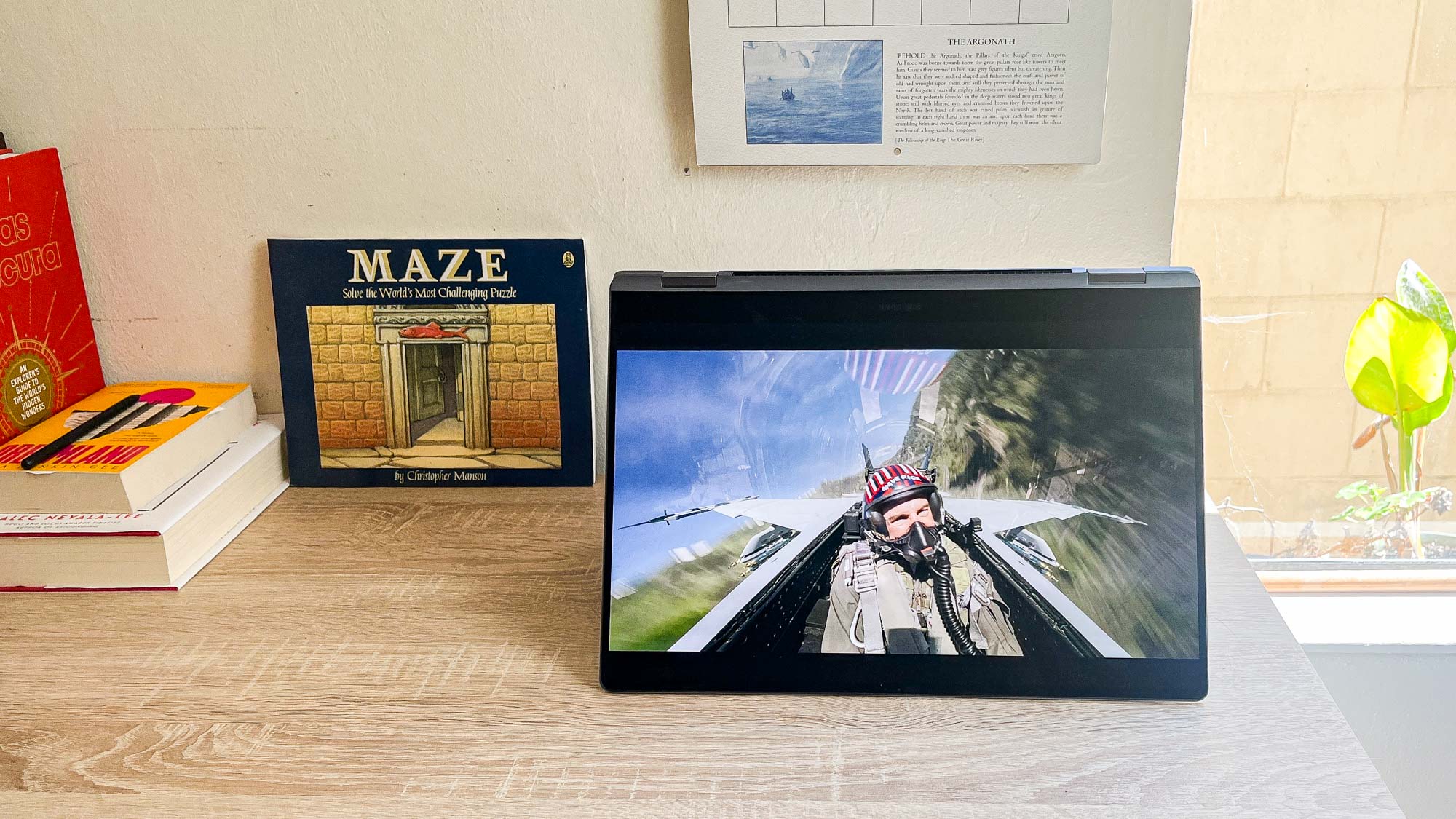 יחידת סקירה של Samsung Galaxy Book 4 Pro 360 על שולחן עבודה עם Windows 11