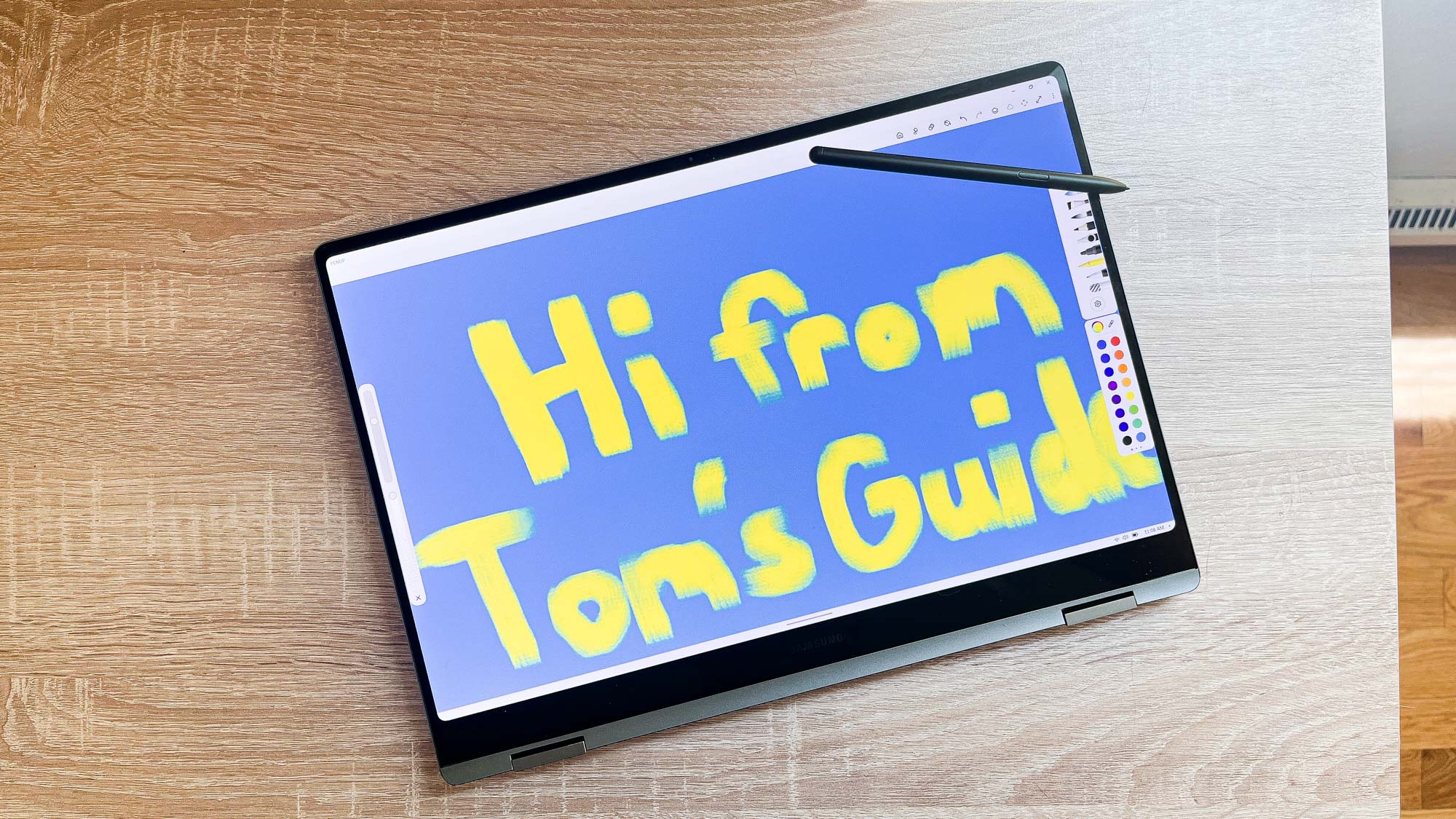 יחידת סקירה של Samsung Galaxy Book 4 Pro 360 על שולחן עבודה עם Windows 11