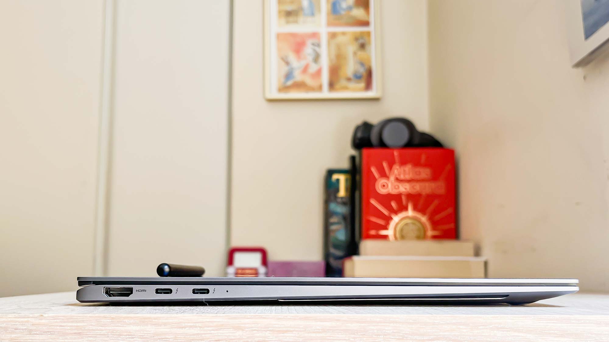 יחידת סקירה של Samsung Galaxy Book 4 Pro 360 על שולחן עבודה עם Windows 11