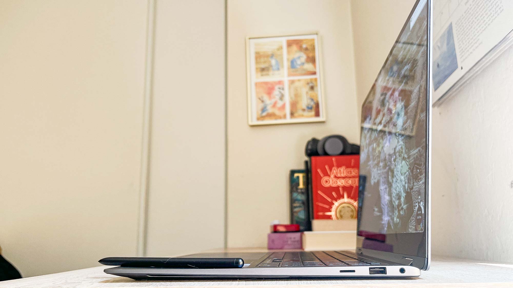 יחידת סקירה של Samsung Galaxy Book 4 Pro 360 על שולחן עבודה עם Windows 11