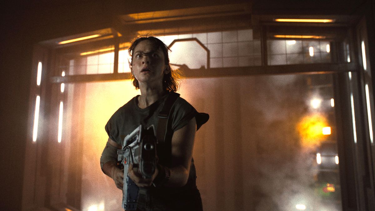 Rain Carradine (Cailee Spaeny) armed with a pulse rifle as seen in